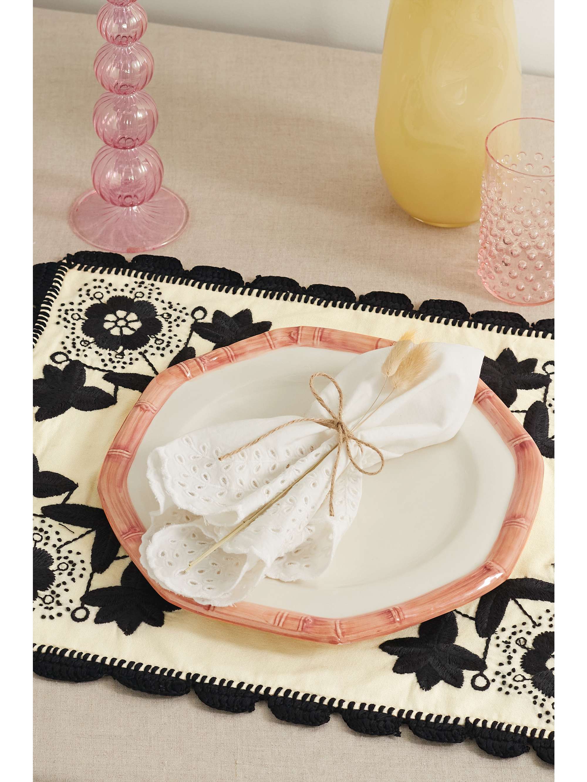 SEA Set de table en coton à broderies et à finitions en crochet Manuela