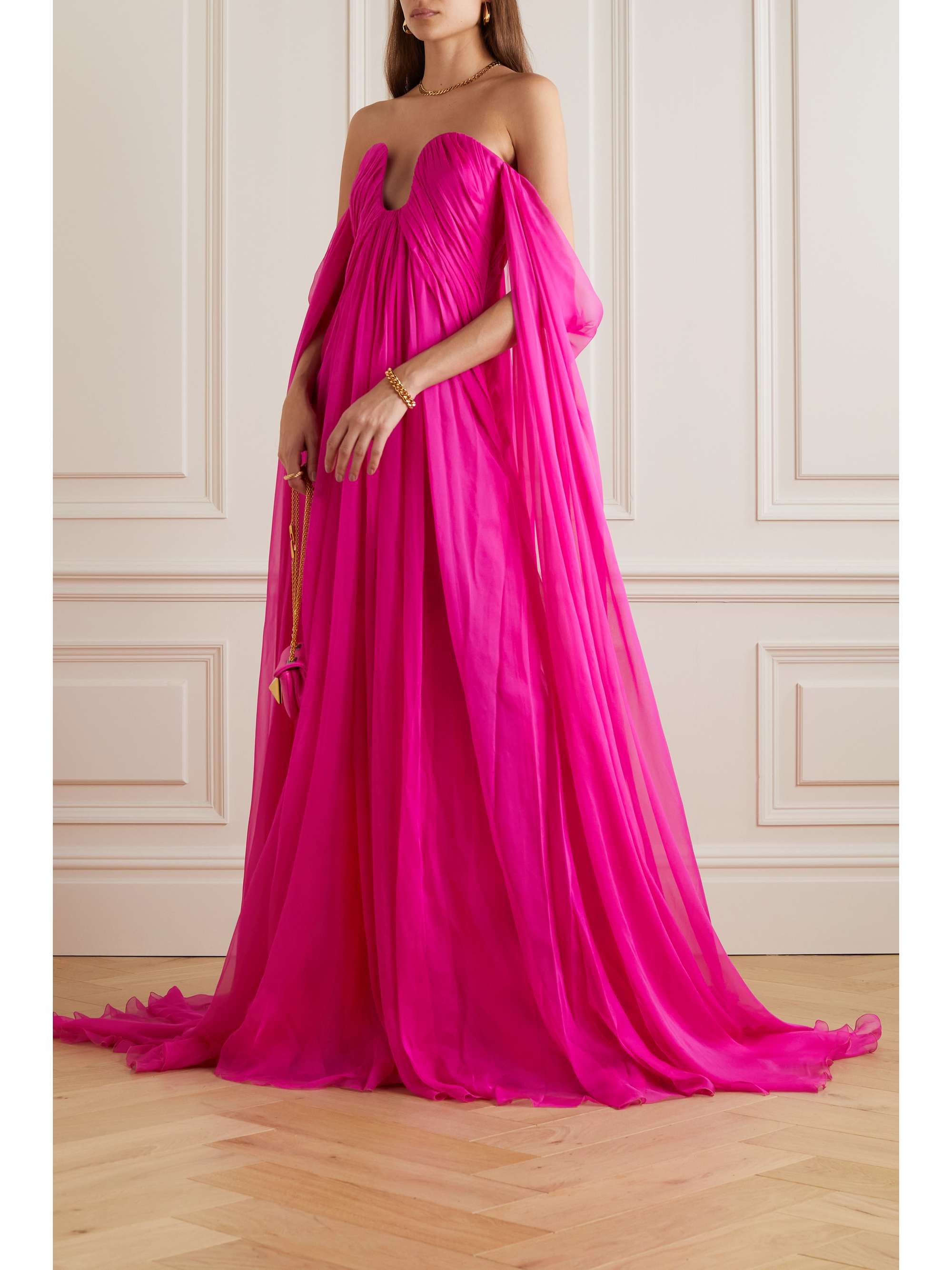 Bred vifte inaktive tøffel VALENTINO GARAVANI Off-the-shoulder pleated silk-chiffon gown | NET-A-PORTER Bred vifte inaktive tøffel VALENTINO GARAVANI Off-the-shoulder pleated silk-chiffon gown | NET-A-PORTER
