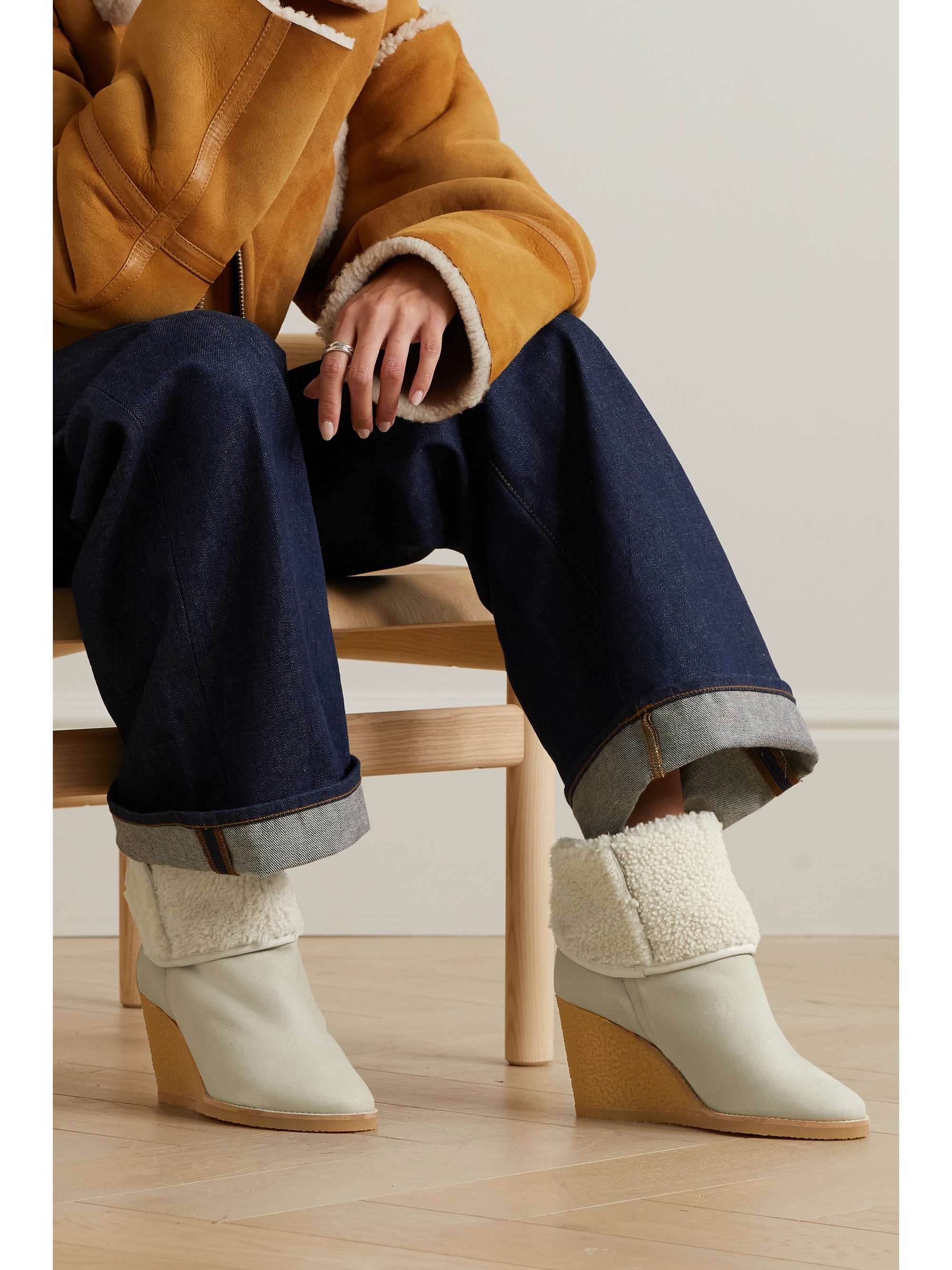ISABEL MARANT Bottines compensées en daim doublées de peau lainée Totam