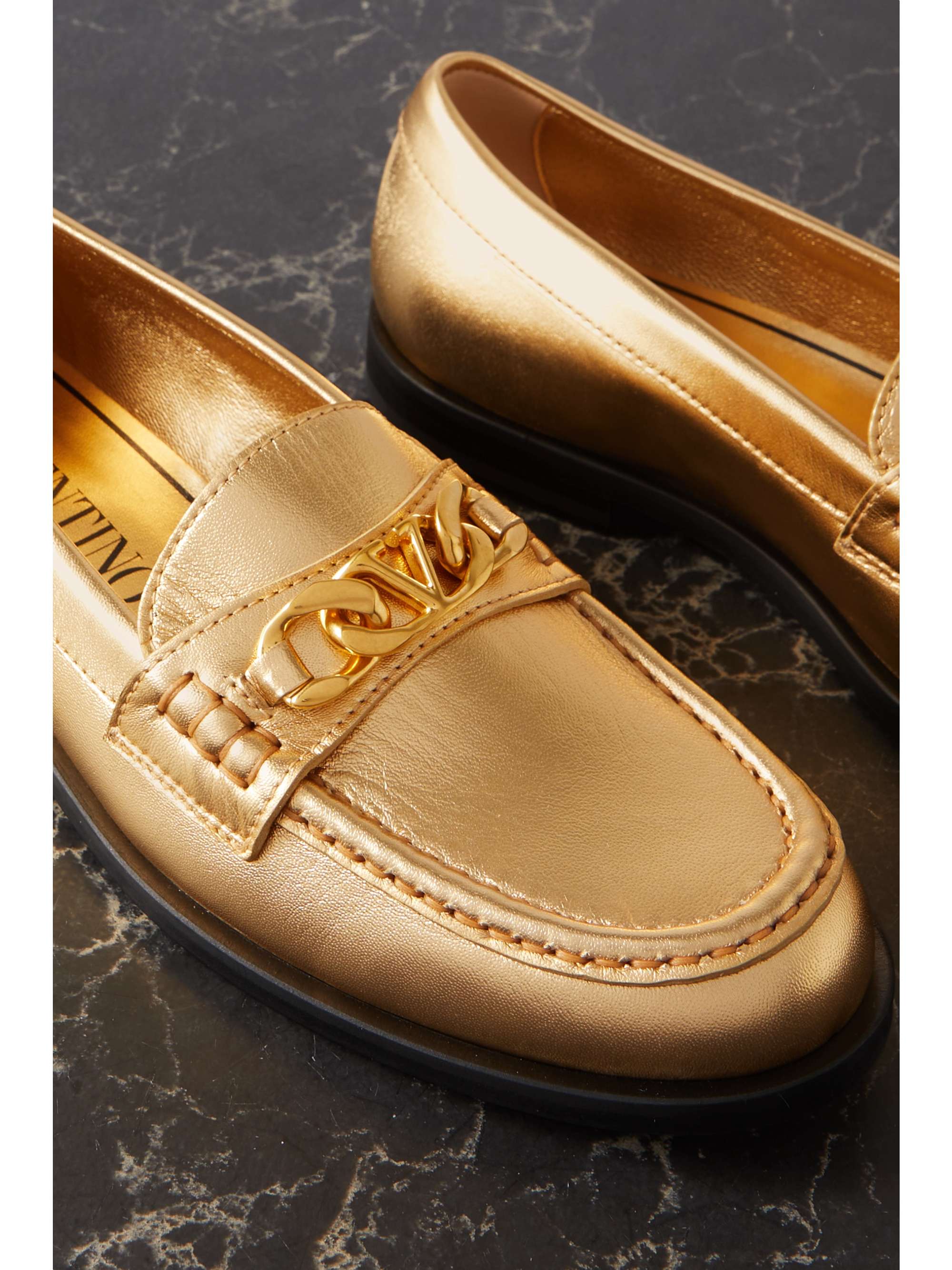 VALENTINO GARAVANI Valentino Garavani 带缀饰金属感皮革乐福鞋