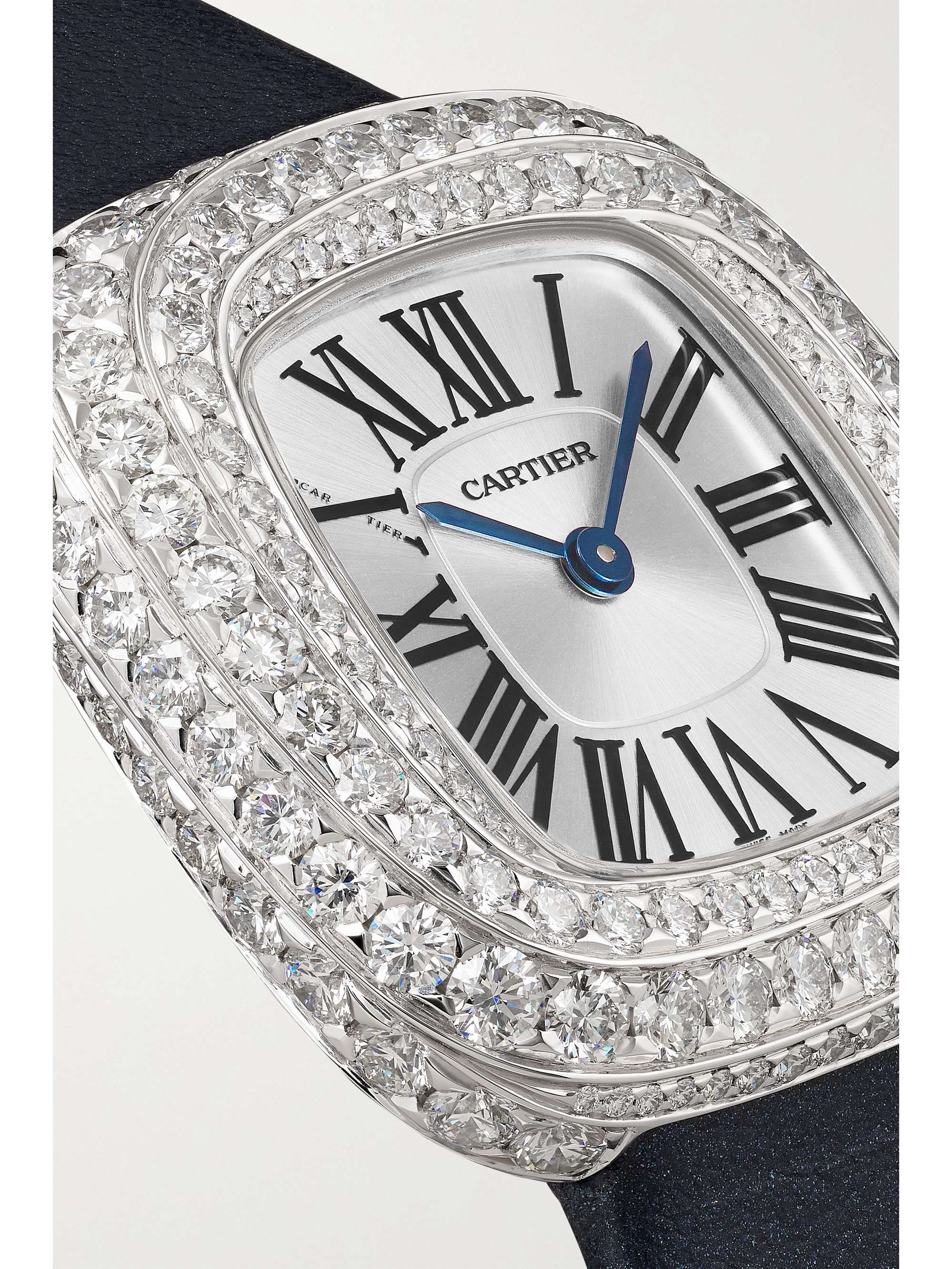 CARTIER Coussin de Cartier 31 mm mittelgroße Uhr aus 18 Karat Roségold mit Diamanten und Lederarmband