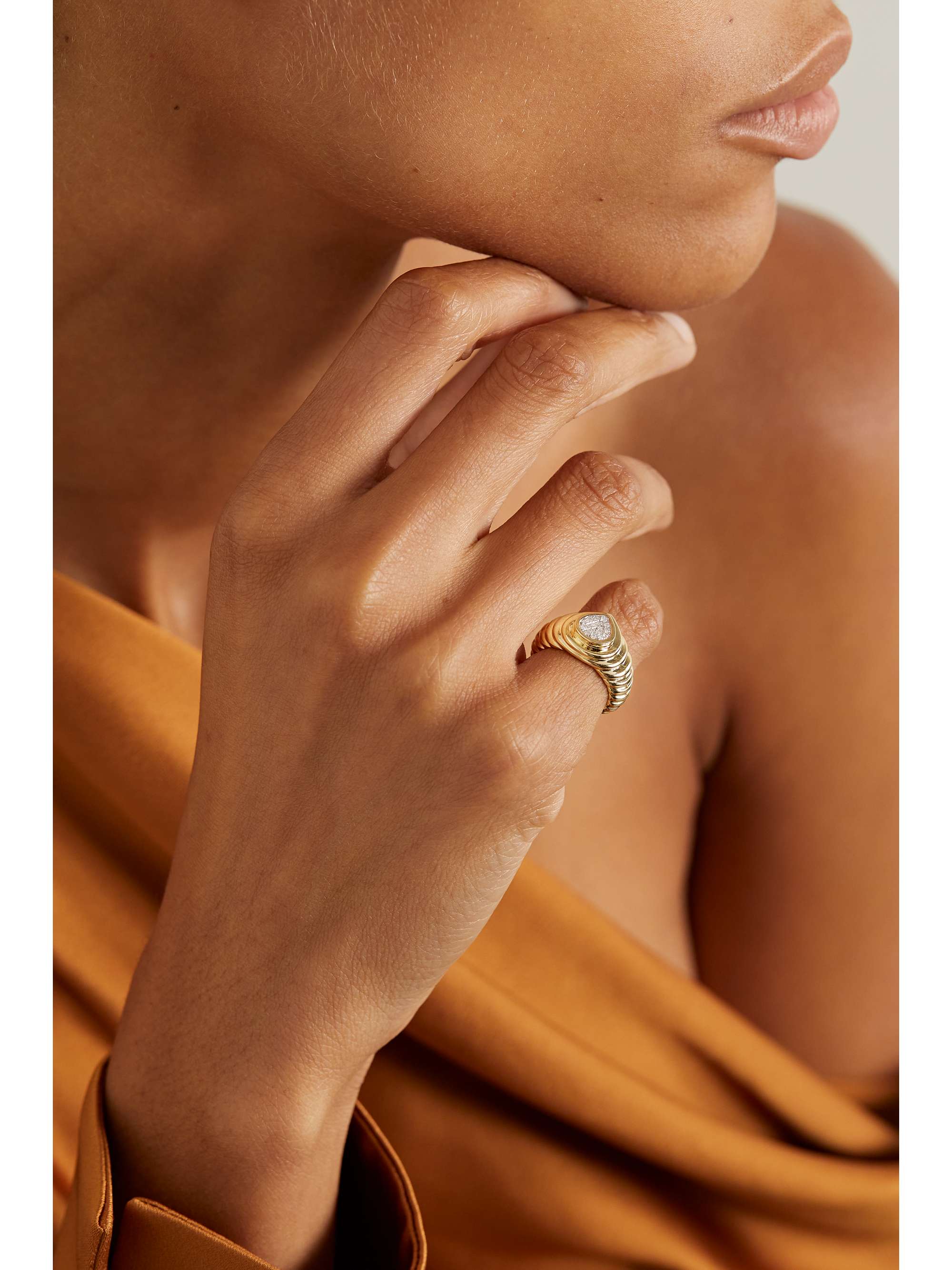 YVONNE LÉON Mini 9-karat gold diamond signet ring