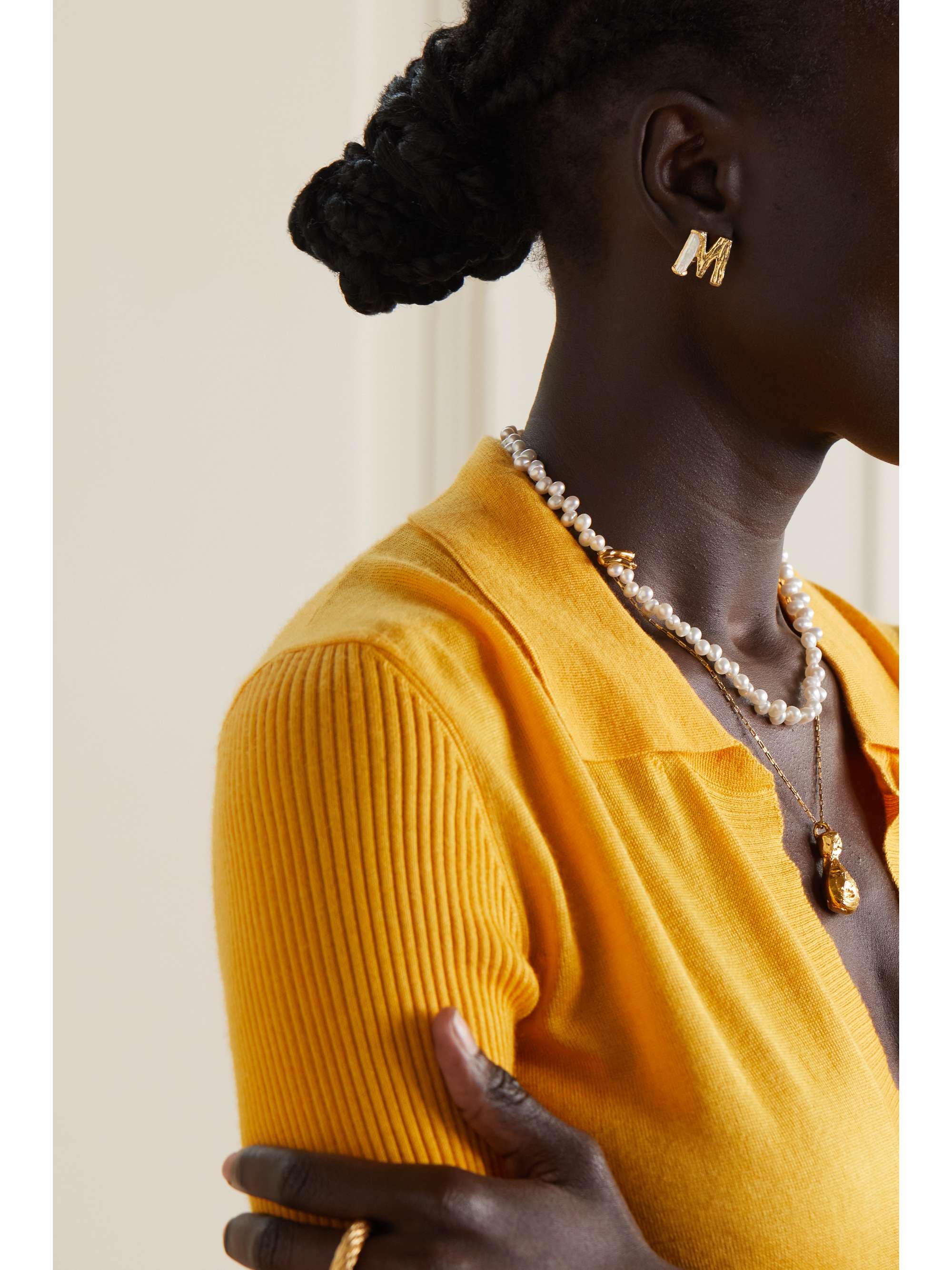 PACHAREE Alphabet gold-plated pearl single earring