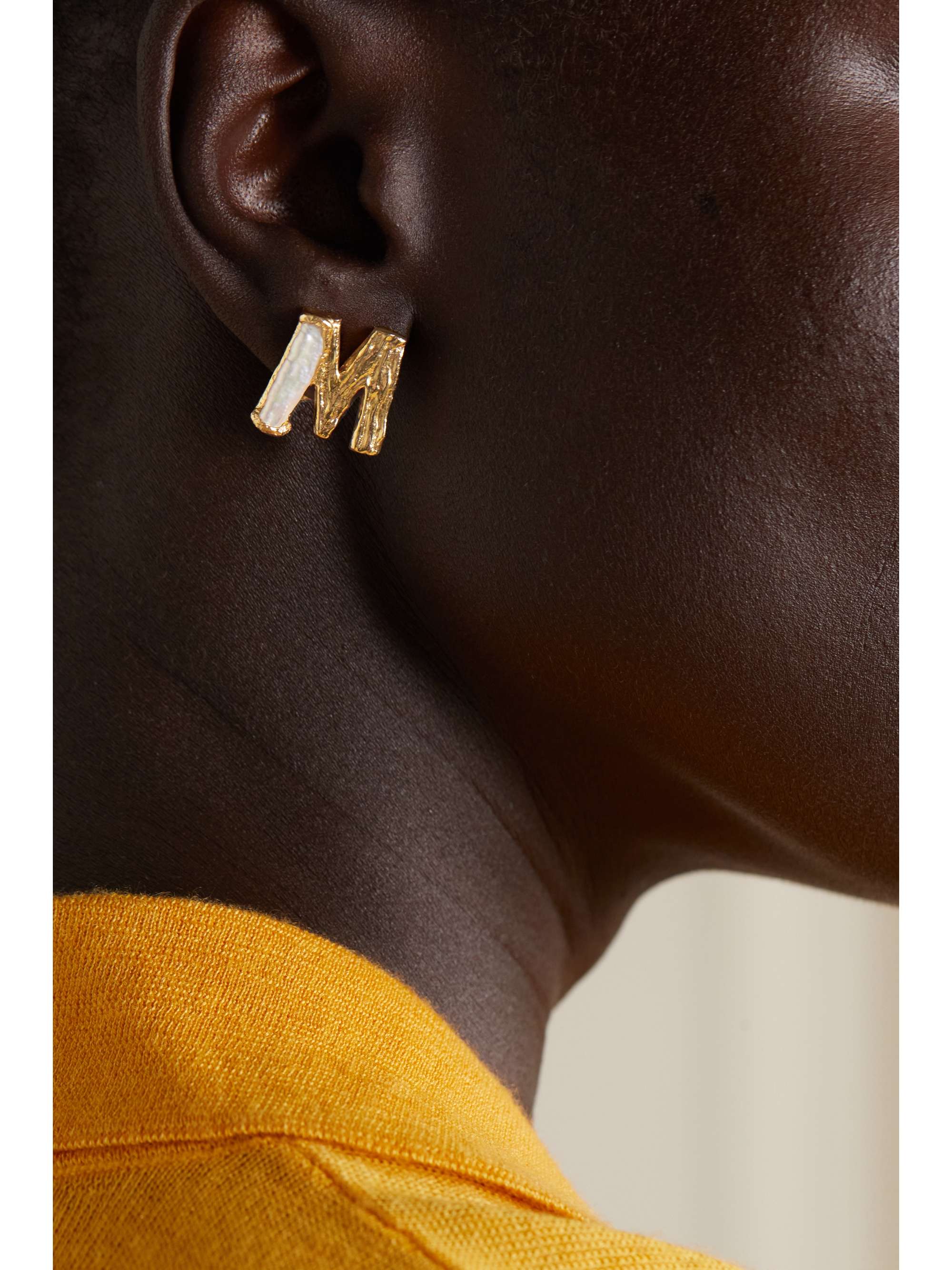 PACHAREE Alphabet gold-plated pearl single earring
