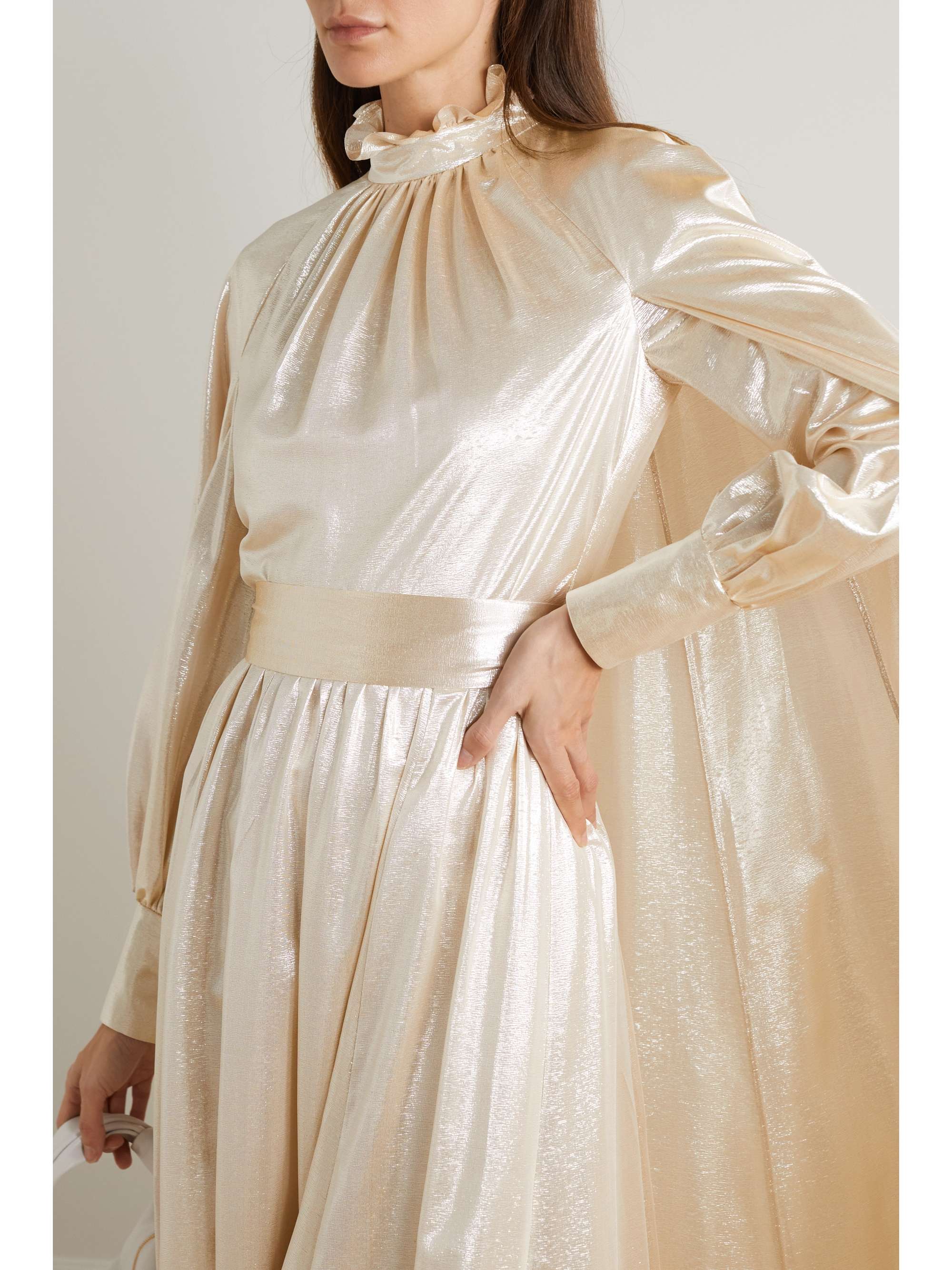 ERDEM Macie Robe aus Lamé aus einer Seiden-Lurex®-Mischung mit Bindegürtel und Cape-Effekt