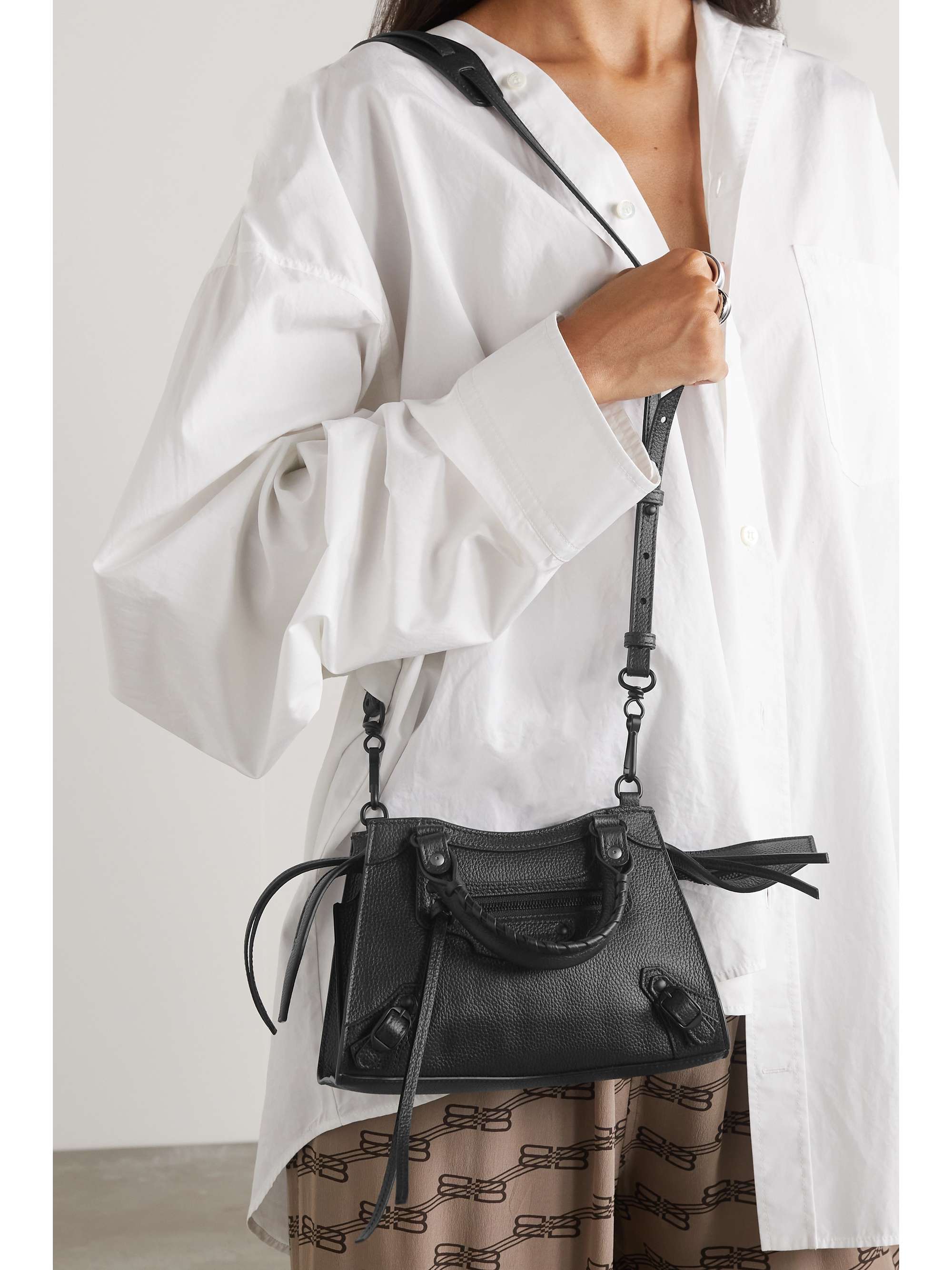 City leather shoulder bag