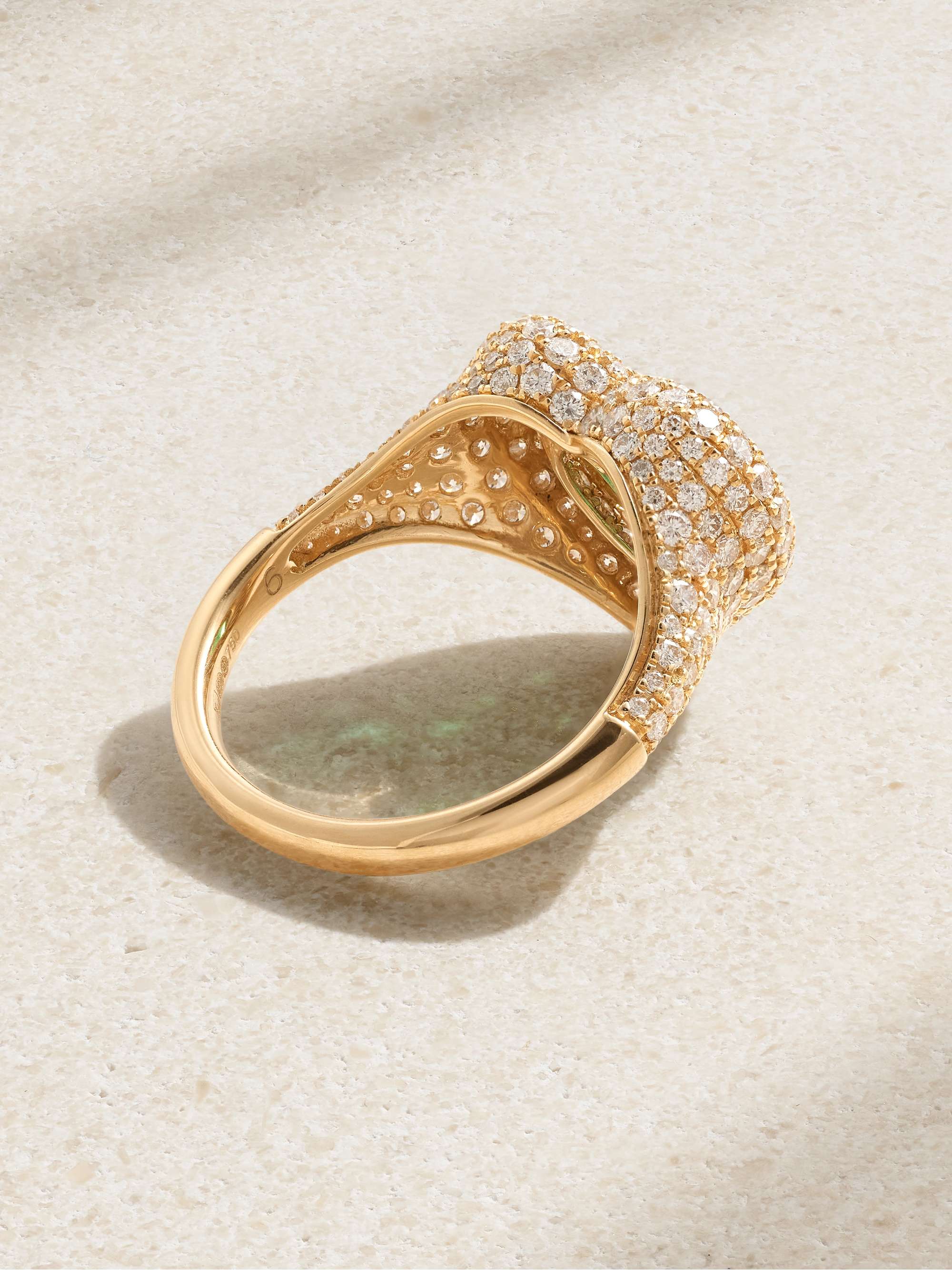 KAMYEN Ring aus 18 Karat Gold mit Emaille, Diamanten und Smaragd