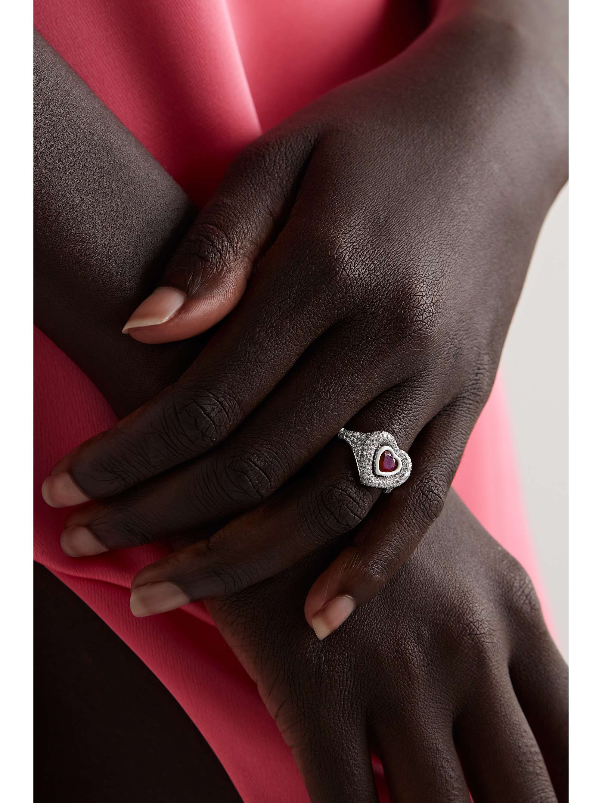 KAMYEN Bague en or blanc 18 carats (750/1000), diamants, rubis et émail