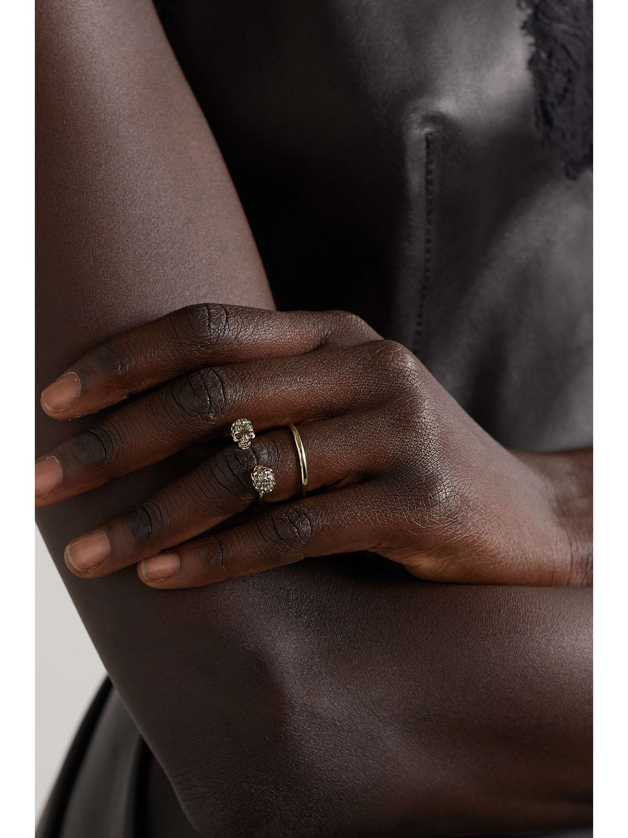 MCQUEEN Goldfarbener Ring mit Kristall