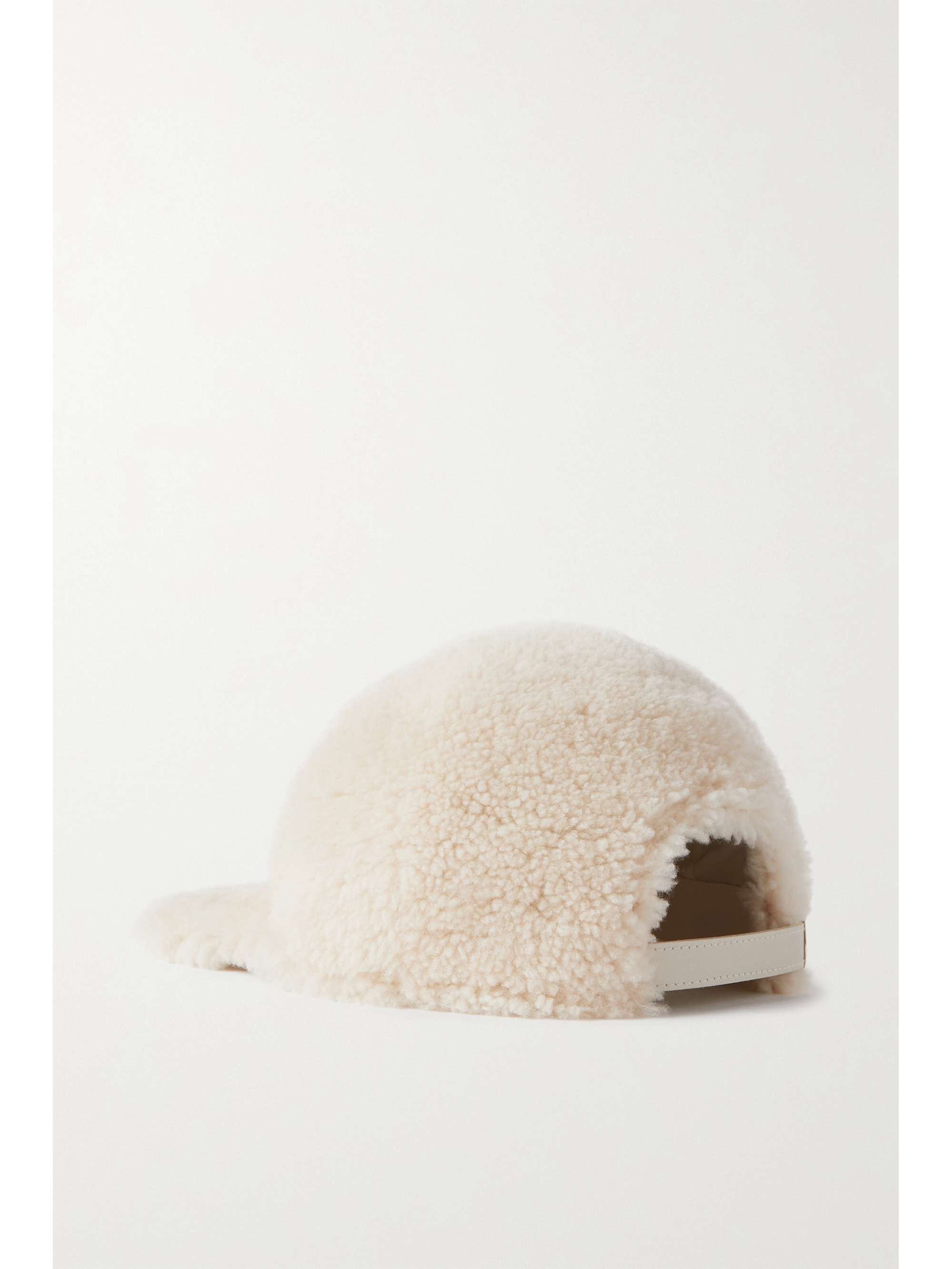 CHLOÉ Baseballkappe aus Shearling mit Lederbesatz