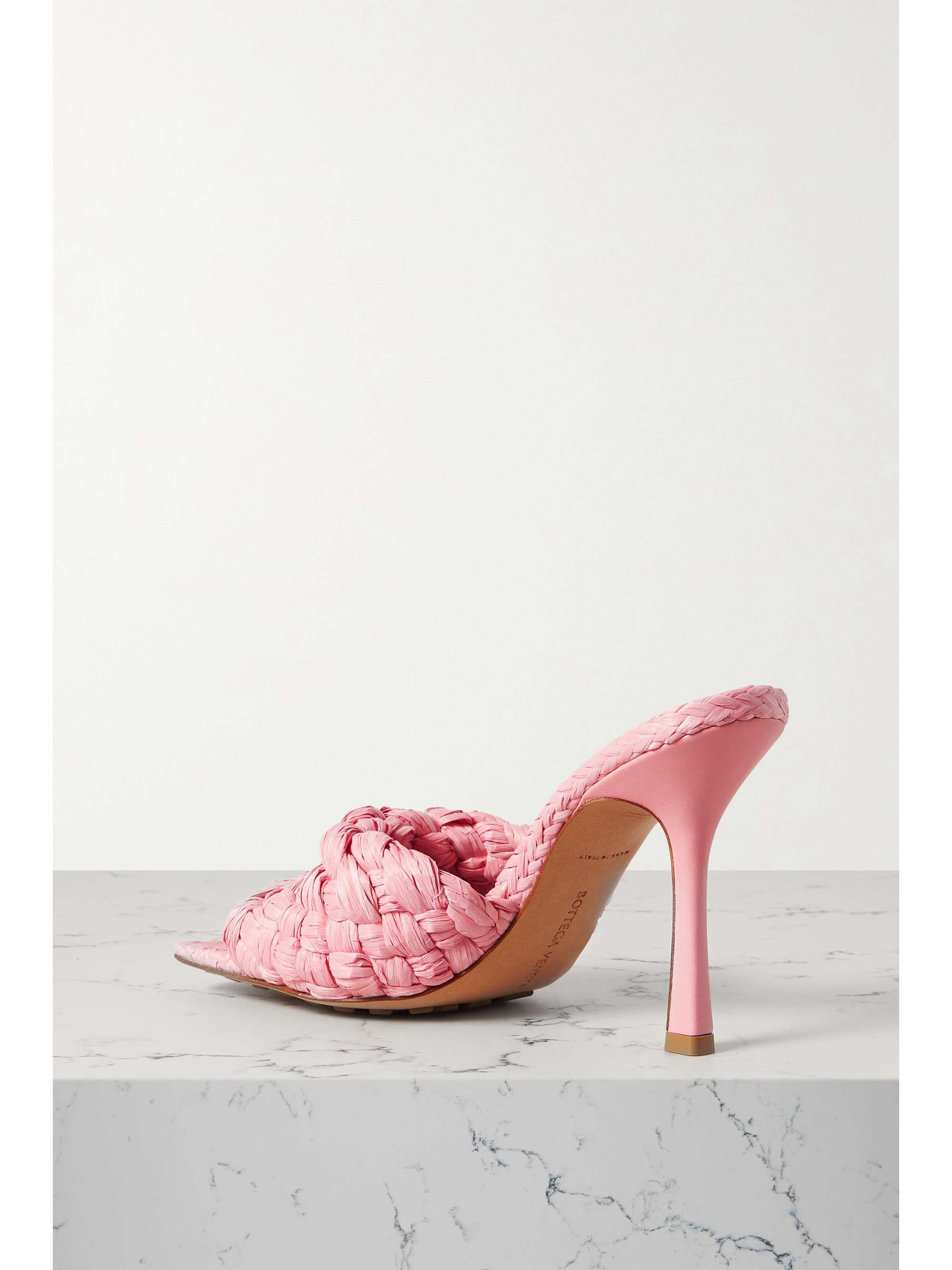 BOTTEGA VENETA Mules en raphia Intrecciato