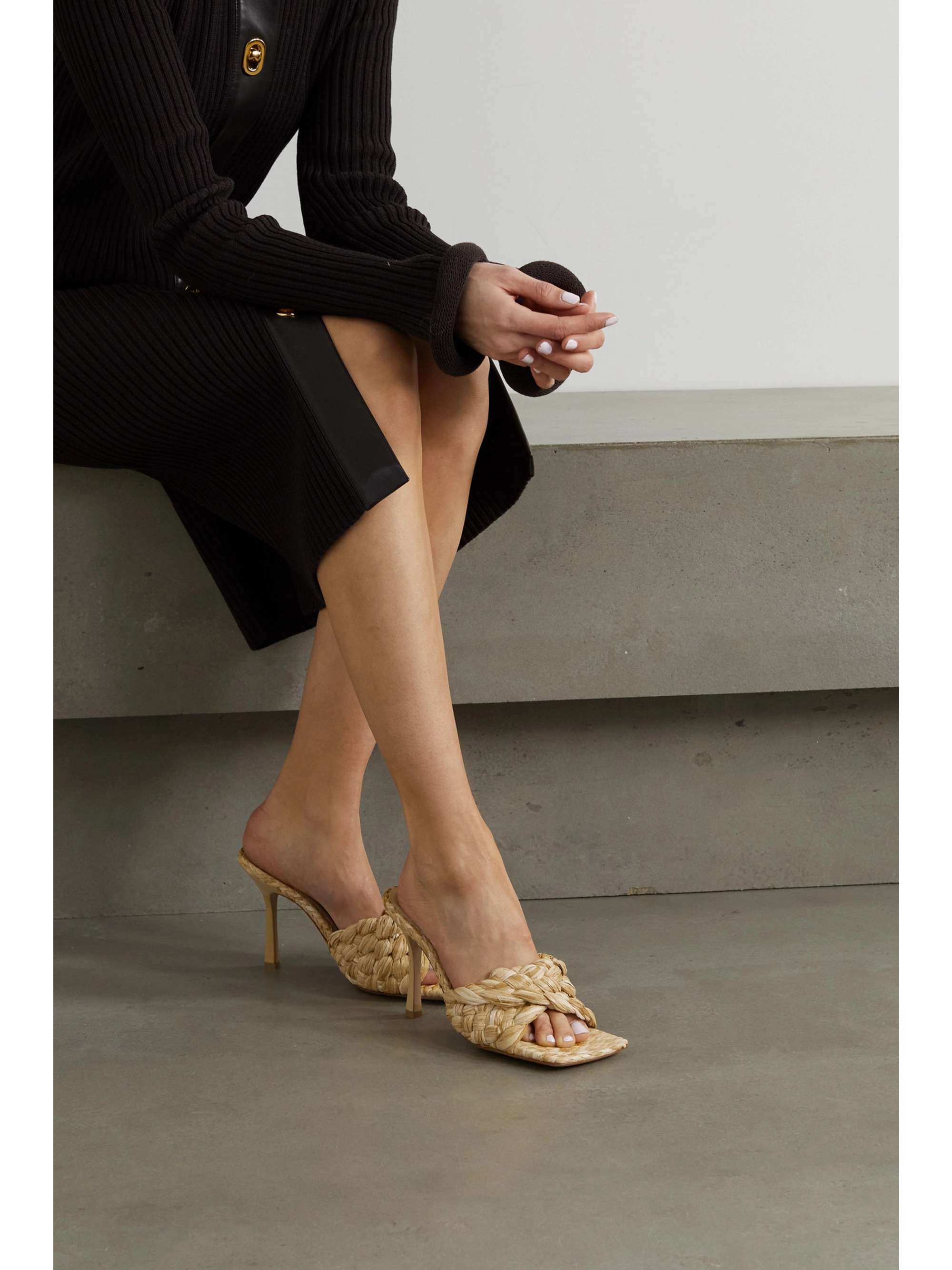BOTTEGA VENETA Mules en raphia Intrecciato