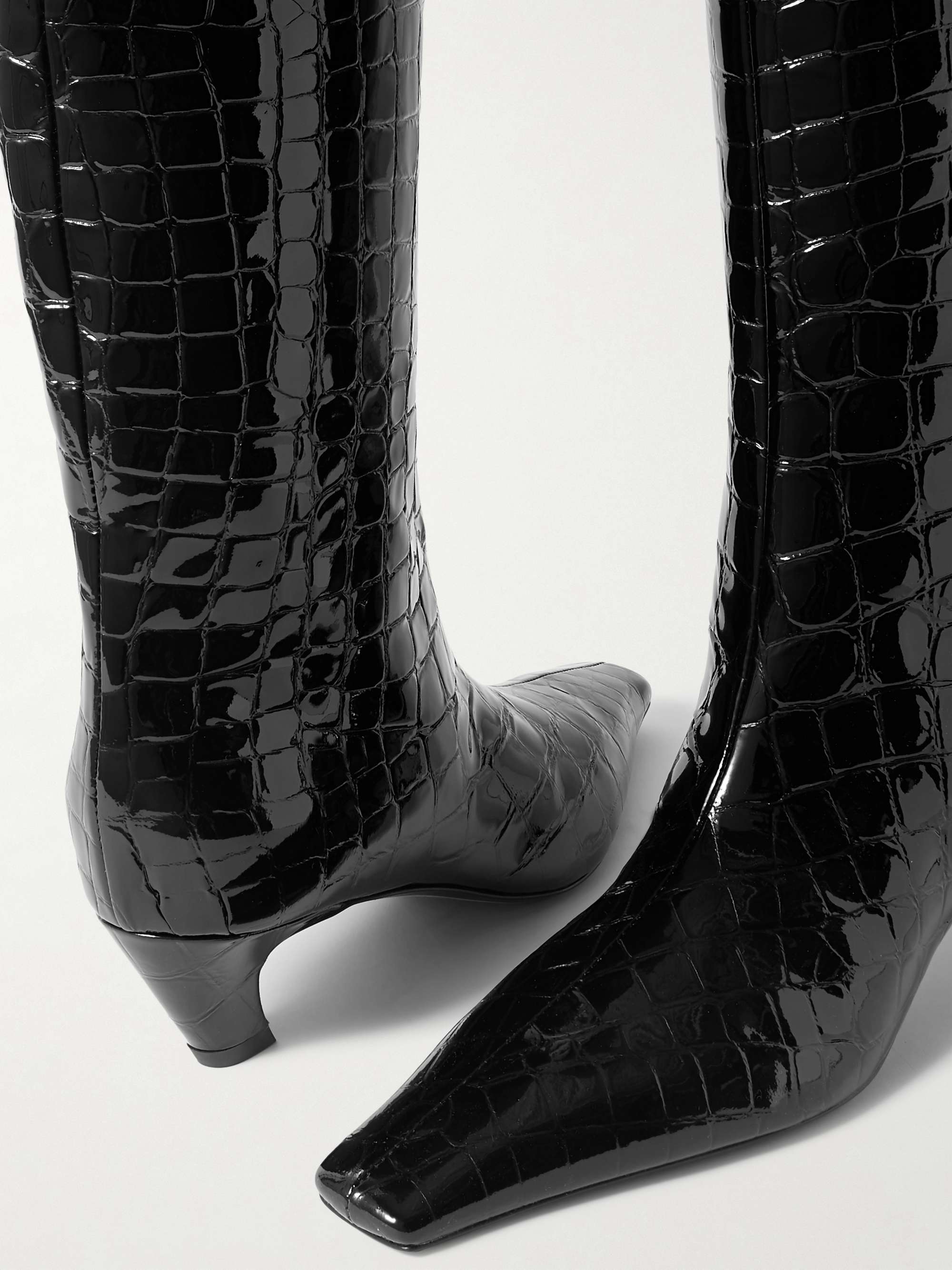 KHAITE Davis kniehohe Stiefel aus Leder mit Krokodileffekt