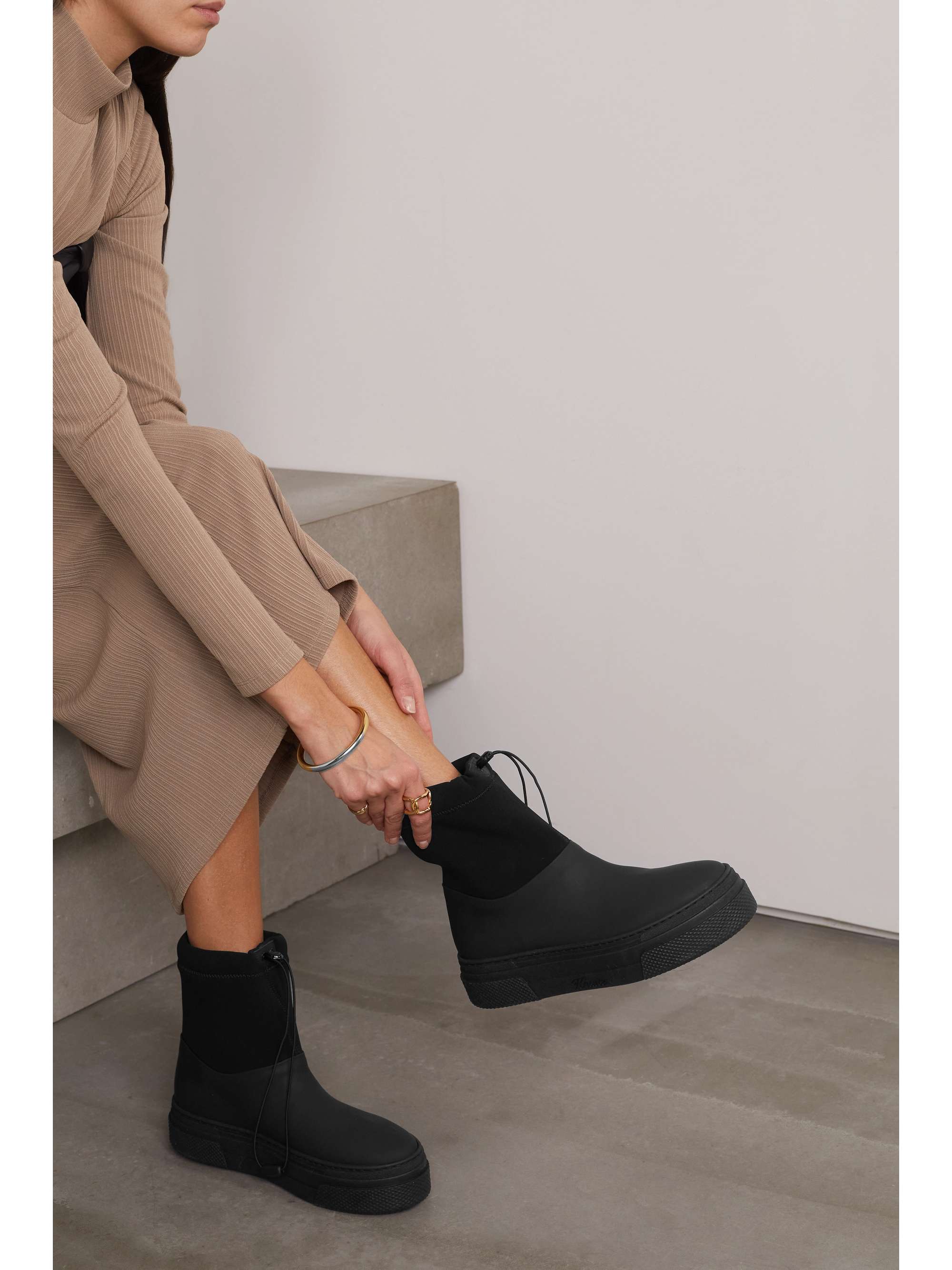 KHAITE Lenox Stiefel aus Veloursleder und Gummi