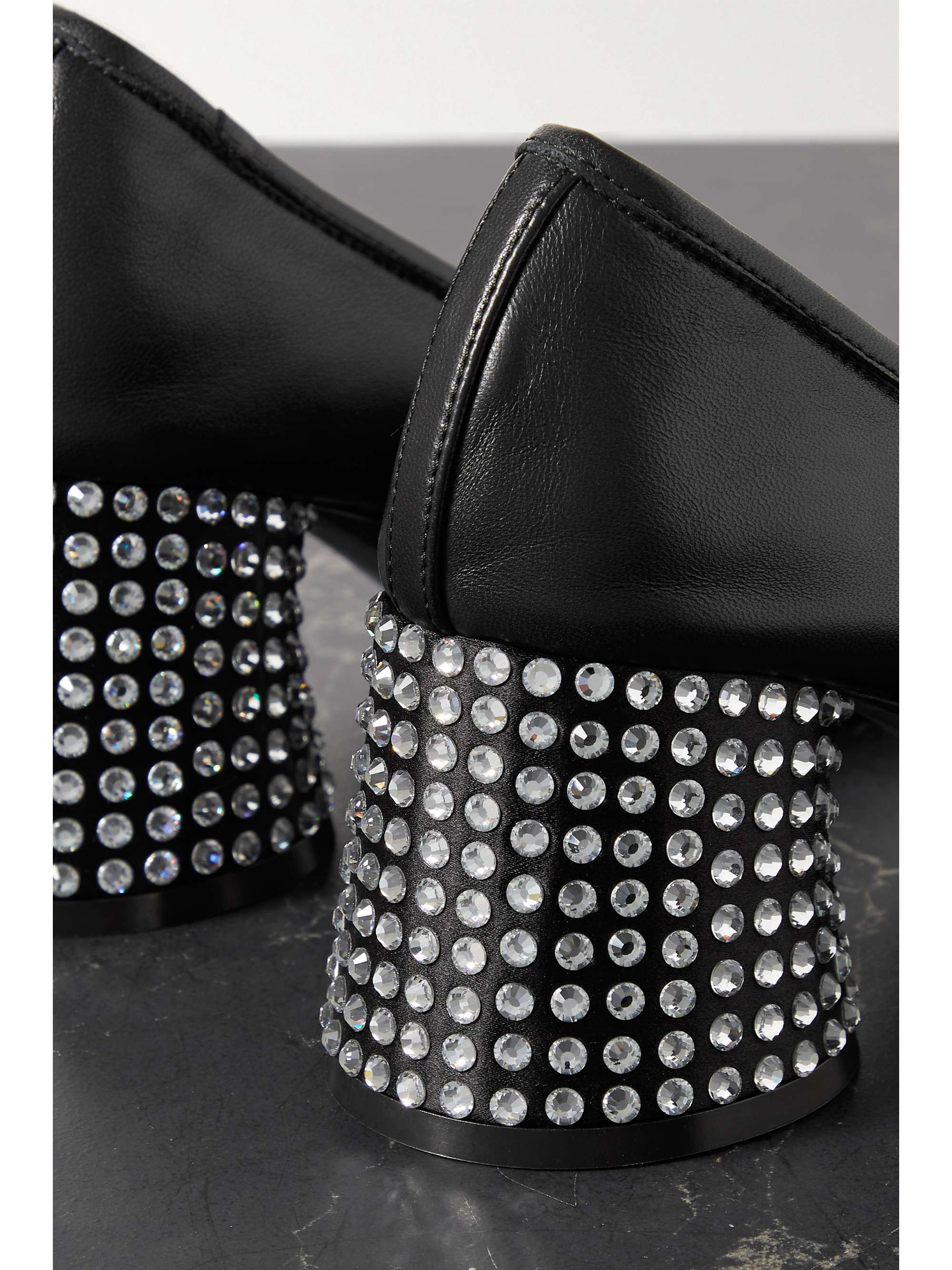 KHAITE Lorimer Mary-Jane-Pumps aus Lackleder mit Kristallen