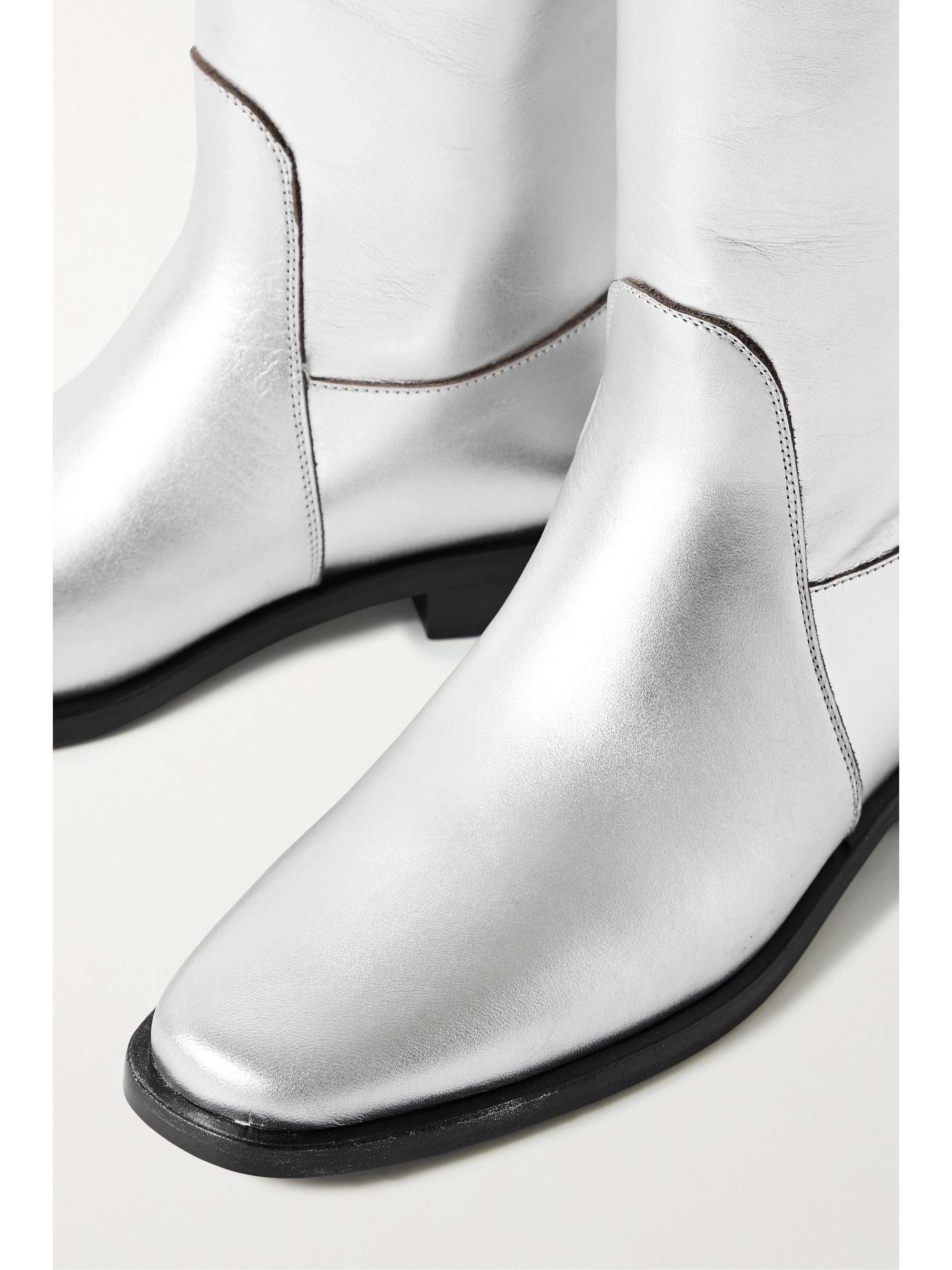 KHAITE Wooster kniehohe Stiefel aus Metallic-Leder