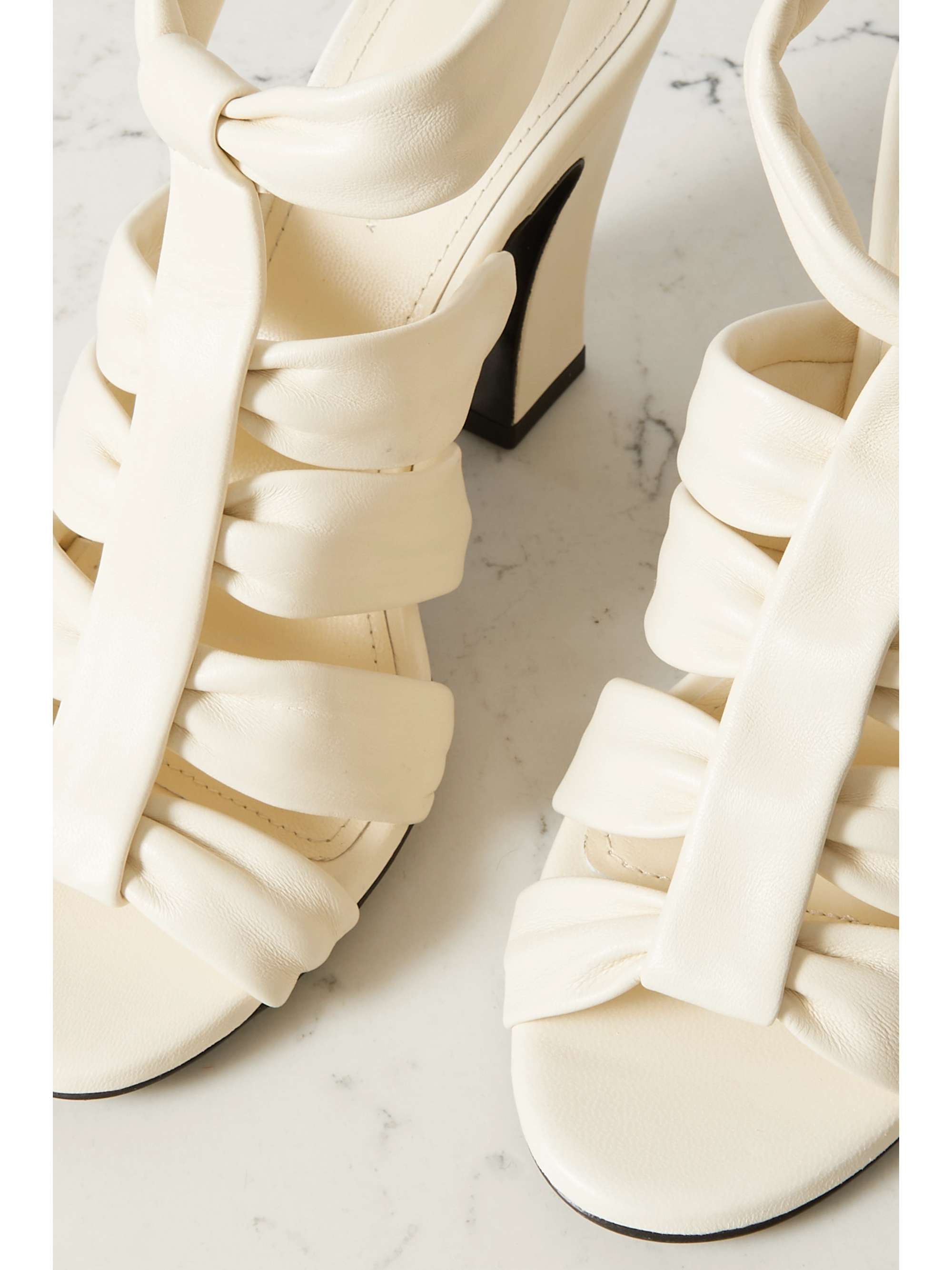 KHAITE Perth Sandalen aus Leder