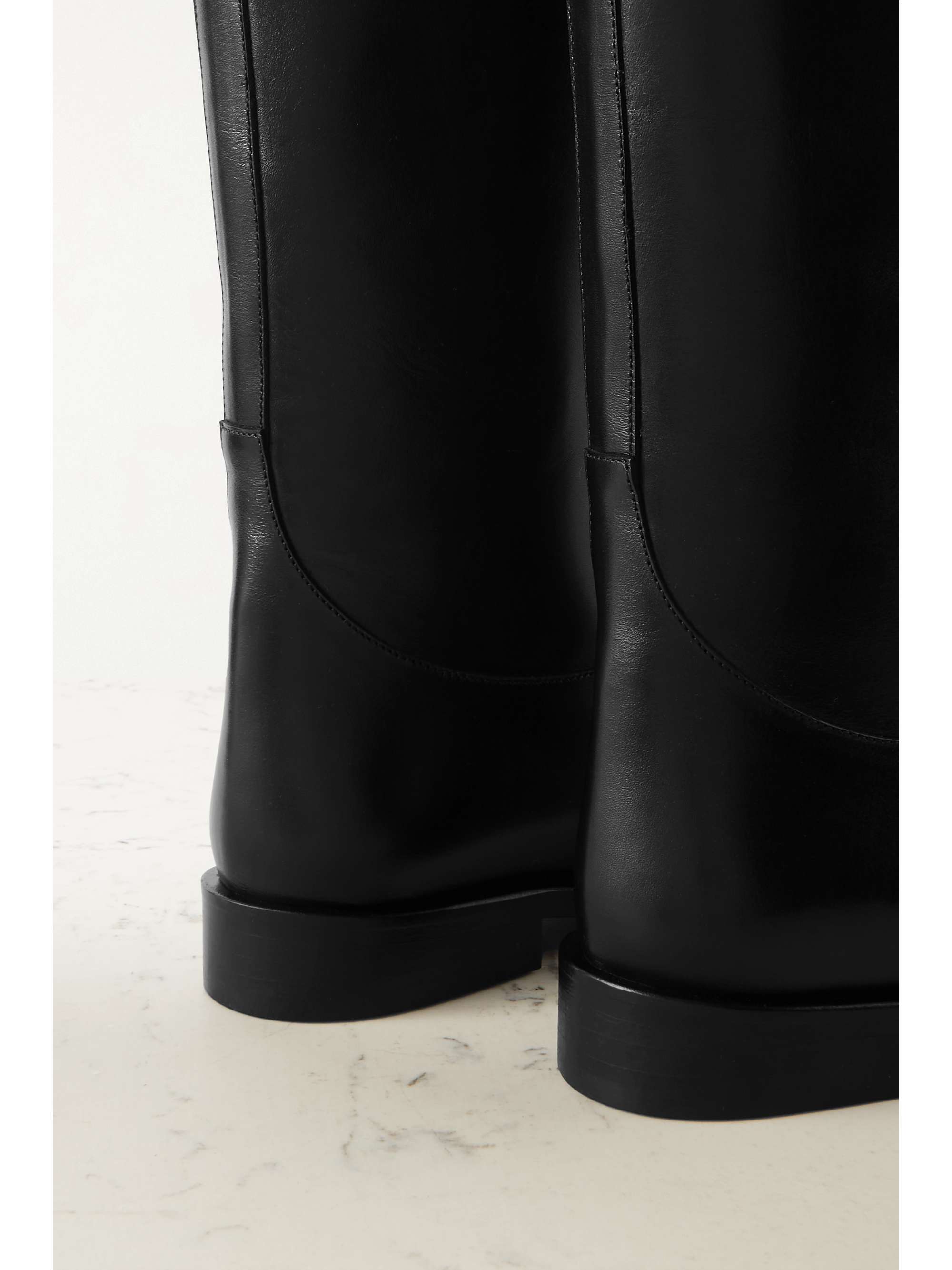KHAITE Wooster kniehohe Stiefel aus Metallic-Leder