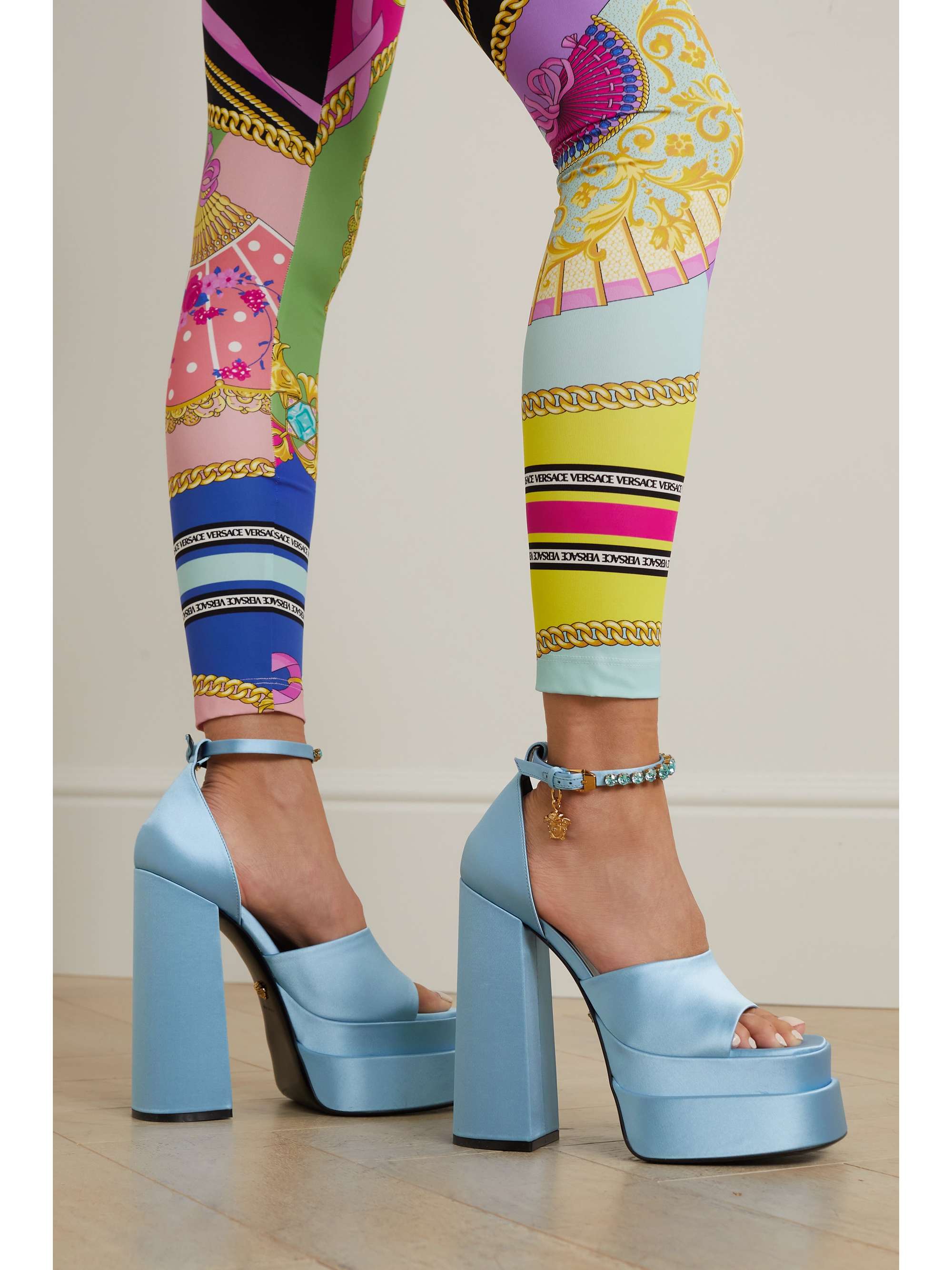 PapoeaNieuwGuinea Waarschijnlijk Schaduw VERSACE Medusa Aevitas embellished satin platform sandals | NET-A-PORTER PapoeaNieuwGuinea Waarschijnlijk Schaduw VERSACE Medusa Aevitas embellished satin platform sandals | NET-A-PORTER