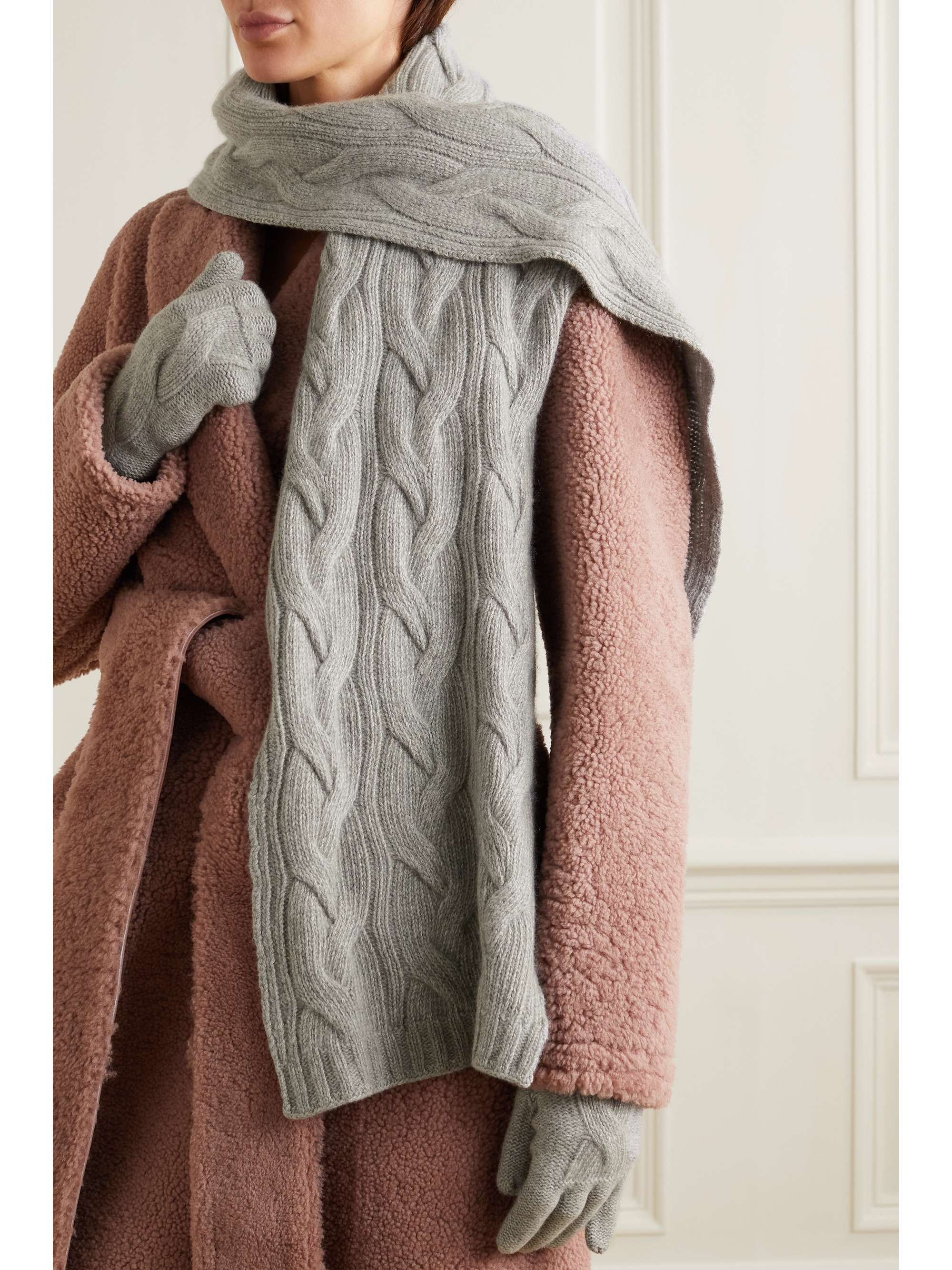 Light gray Cable-knit cashmere scarf 