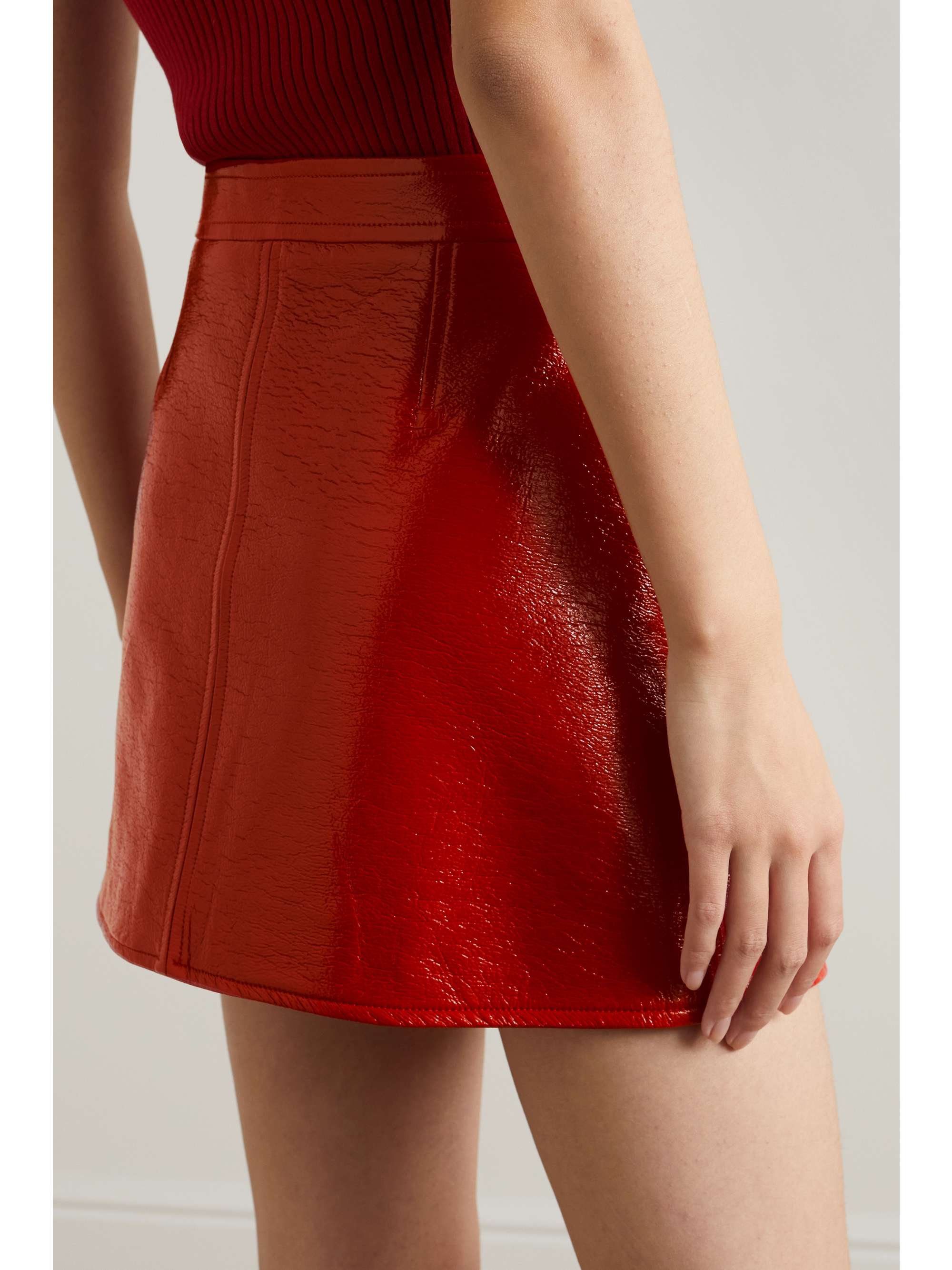 COURRÈGES Mini-jupe en vinyle de coton mélangé à appliqué