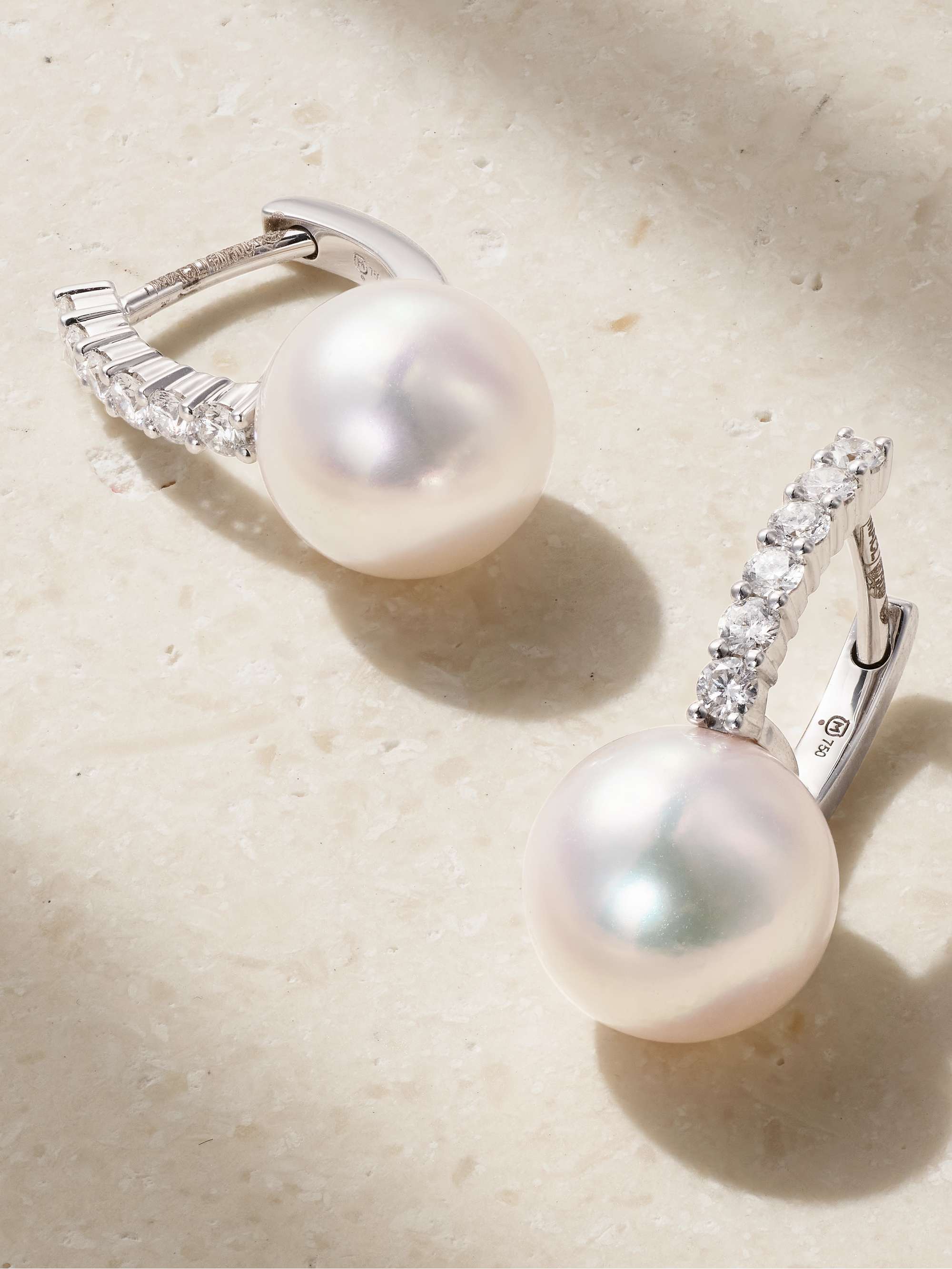 MIKIMOTO أقراط دائرية من الذهب الأبيض عيار 18 قيراط واللؤلؤ والألماس