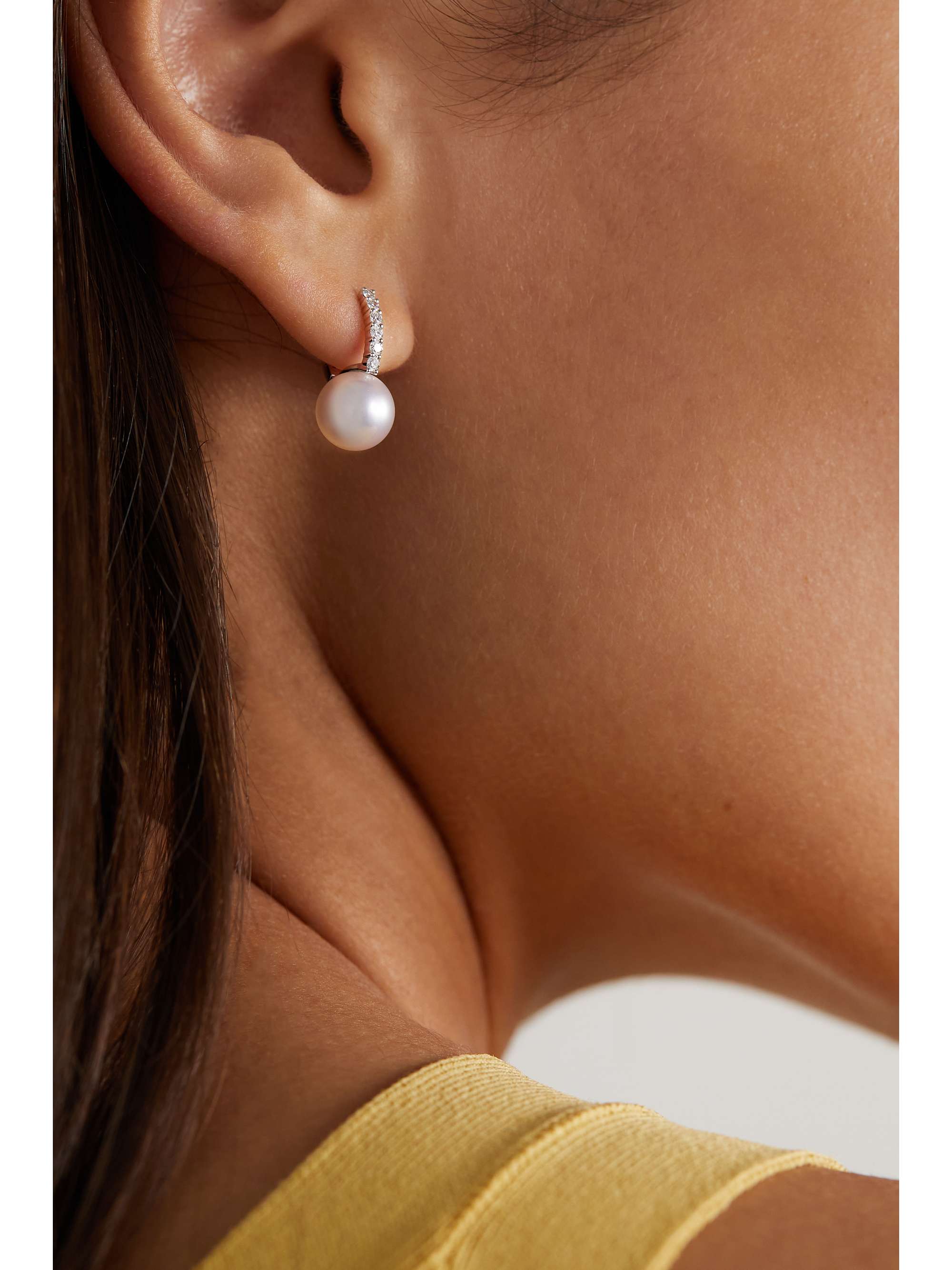 MIKIMOTO أقراط دائرية من الذهب الأبيض عيار 18 قيراط واللؤلؤ والألماس