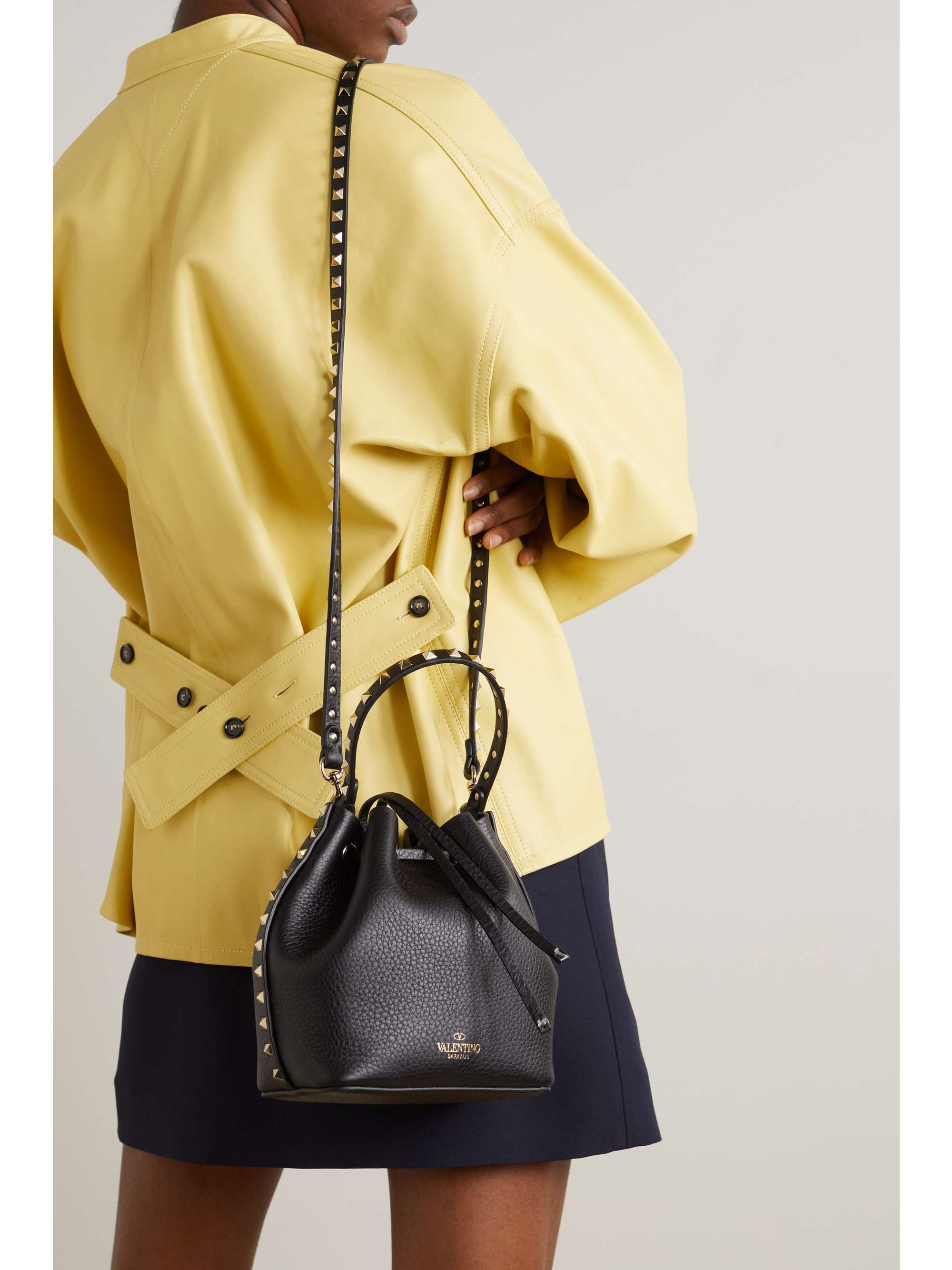 VALENTINO GARAVANI Valentino Garavani rockstud textured-leather bucket bag