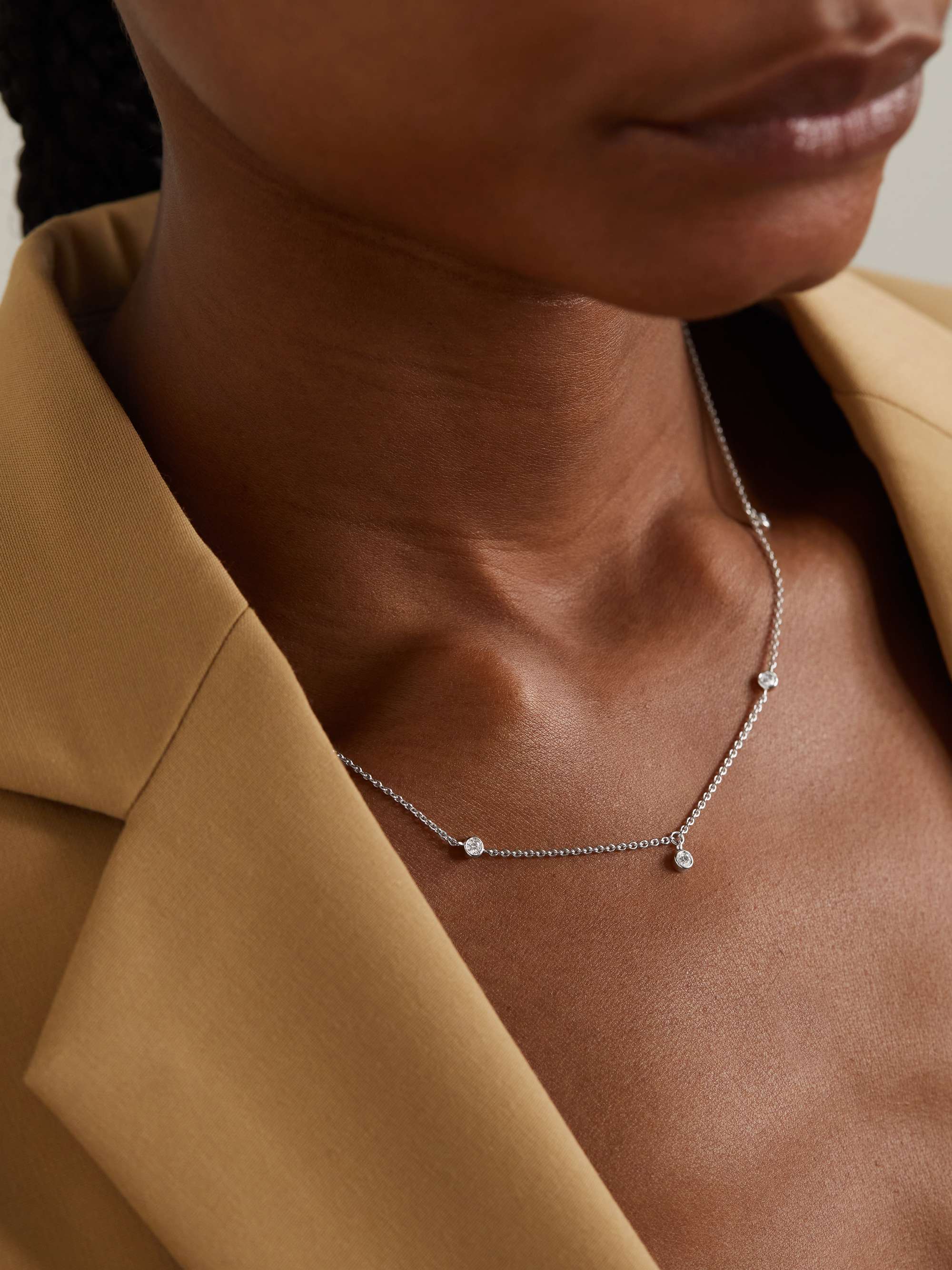 DE BEERS عقد My First De Beers Clea من الذهب الأبيض 18 قيراط والألماس