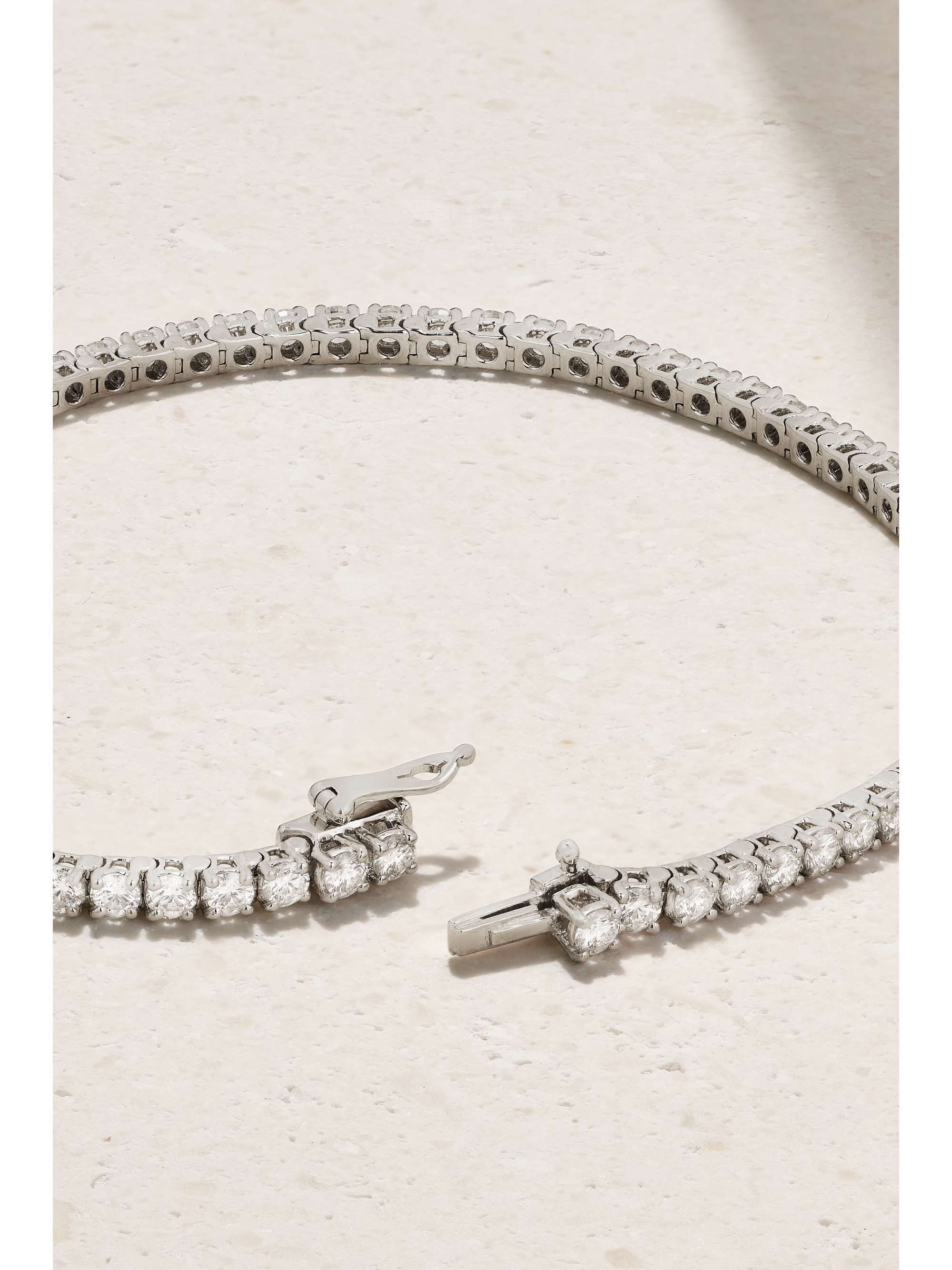 DE BEERS سوار Classic Eternity Line من الذهب الأبيض عيار 18 قيراط والألماس