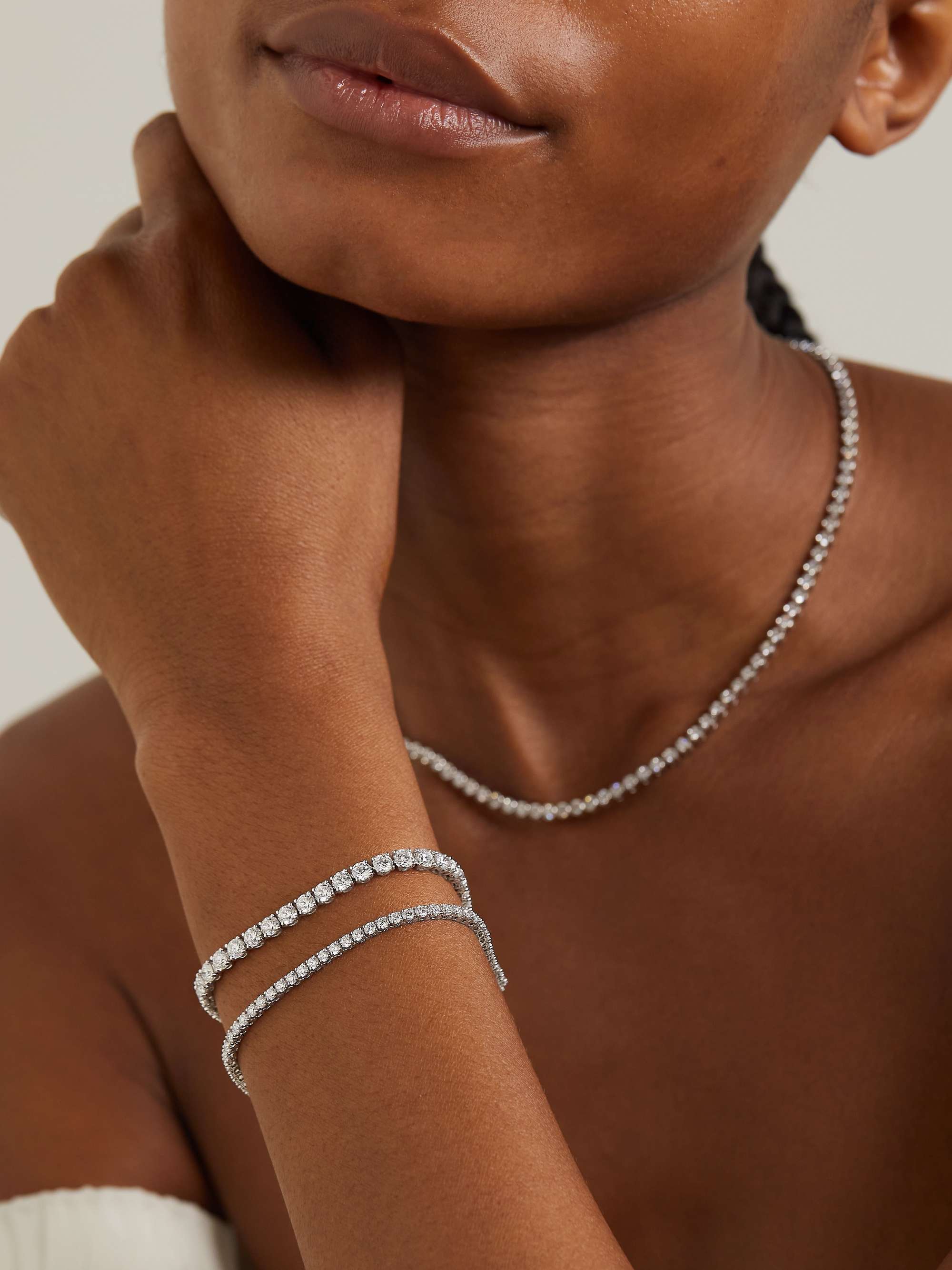 DE BEERS سوار Classic Eternity Line من الذهب الأبيض عيار 18 قيراط والألماس