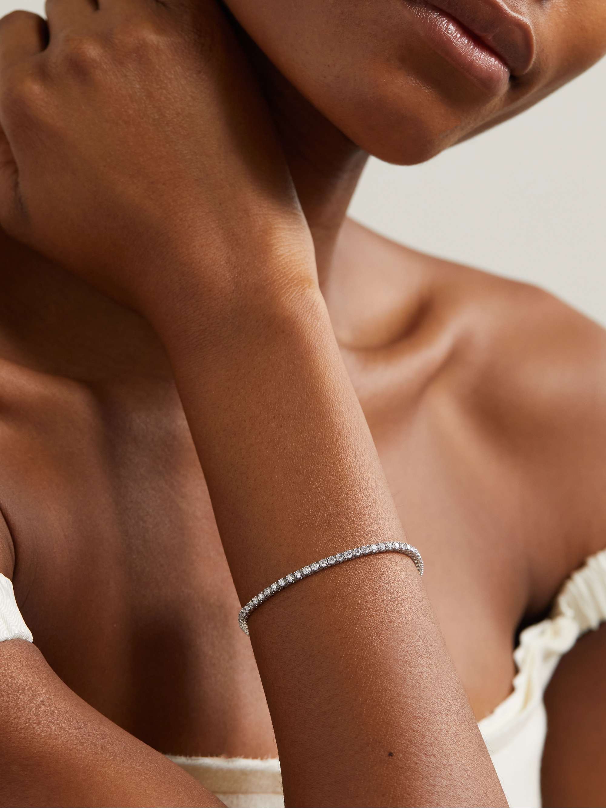 DE BEERS سوار Classic Eternity Line من الذهب الأبيض عيار 18 قيراط والألماس