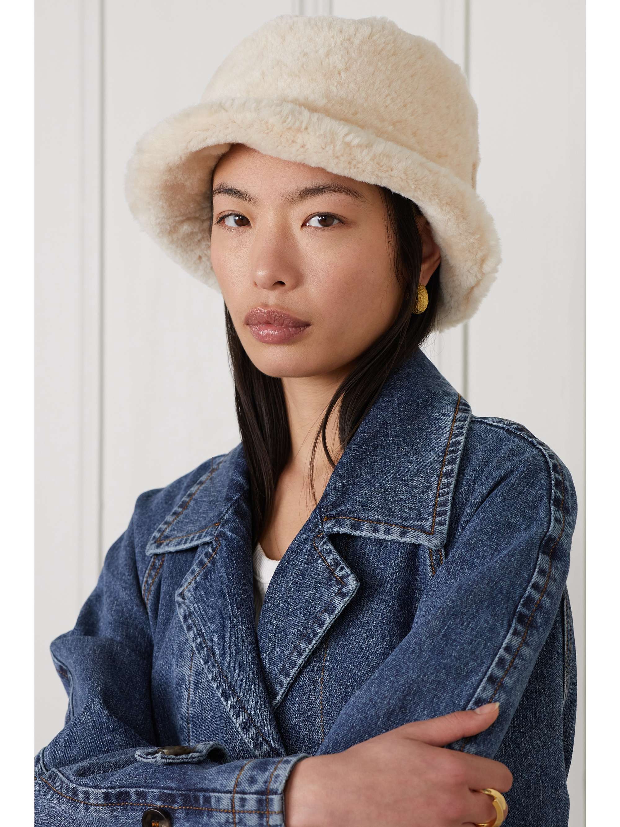 CHLOÉ Shearling bucket hat