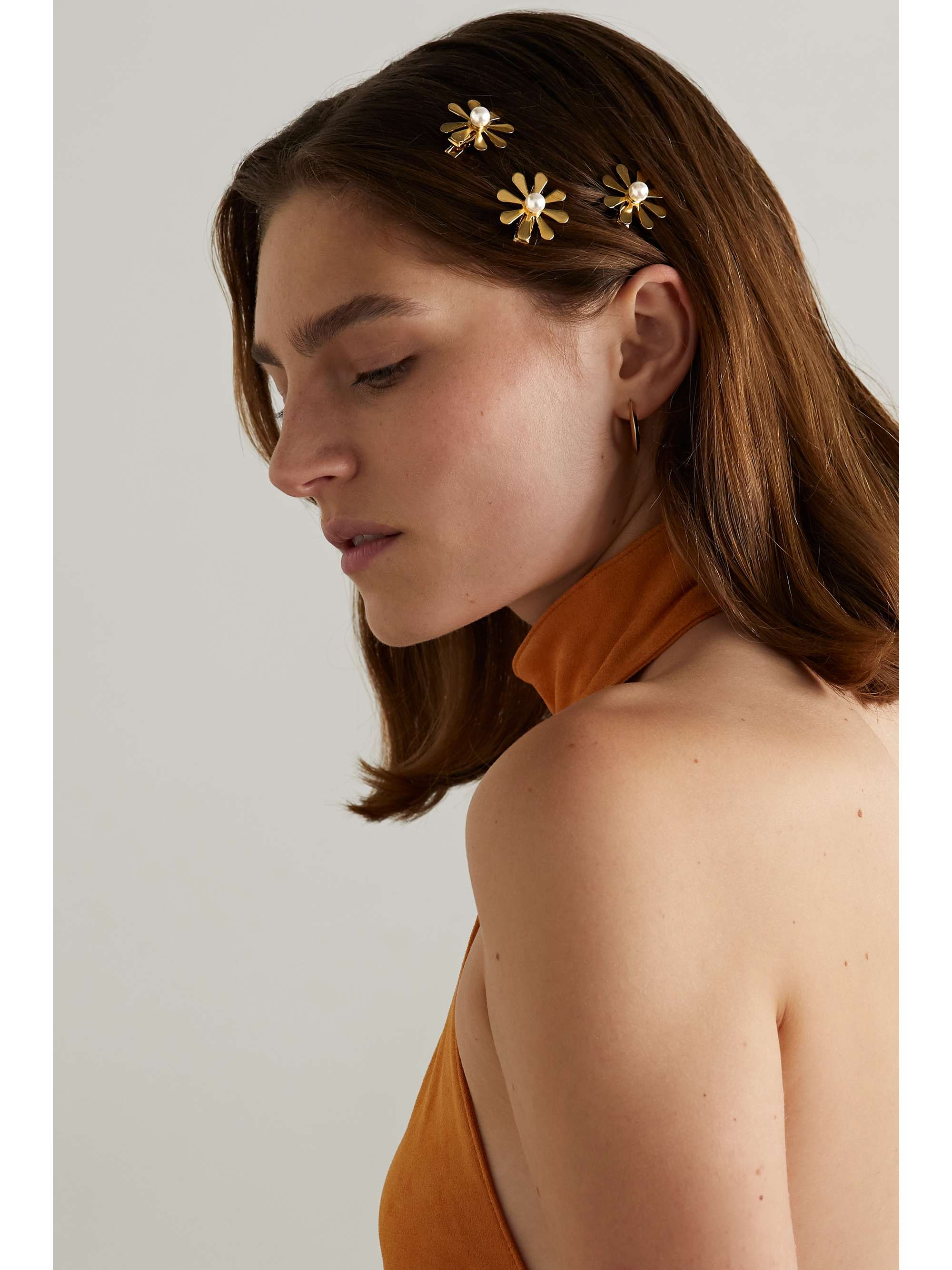 LELET NY Coming Up Daisies Set aus drei vergoldeten Haarspangen mit Kunstperlen