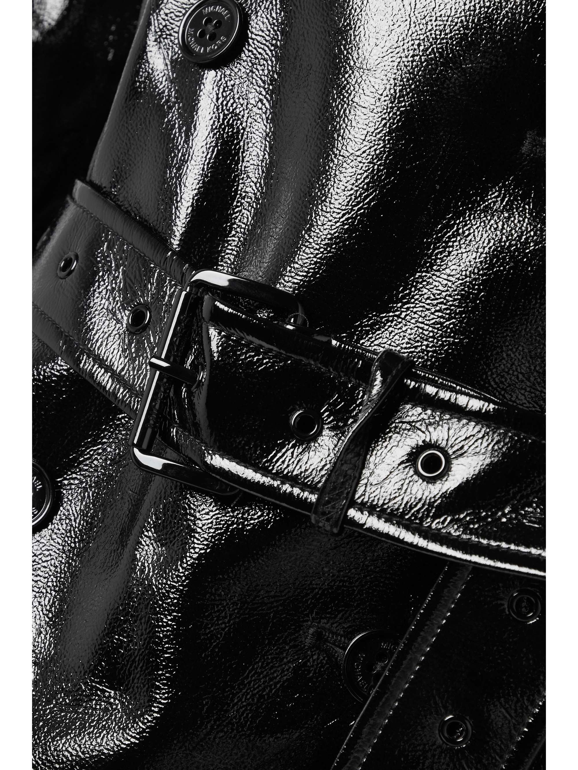 MICHAEL MICHAEL KORS Trenchcoat aus Lacklederimitat mit Gürtel in Knitteroptik