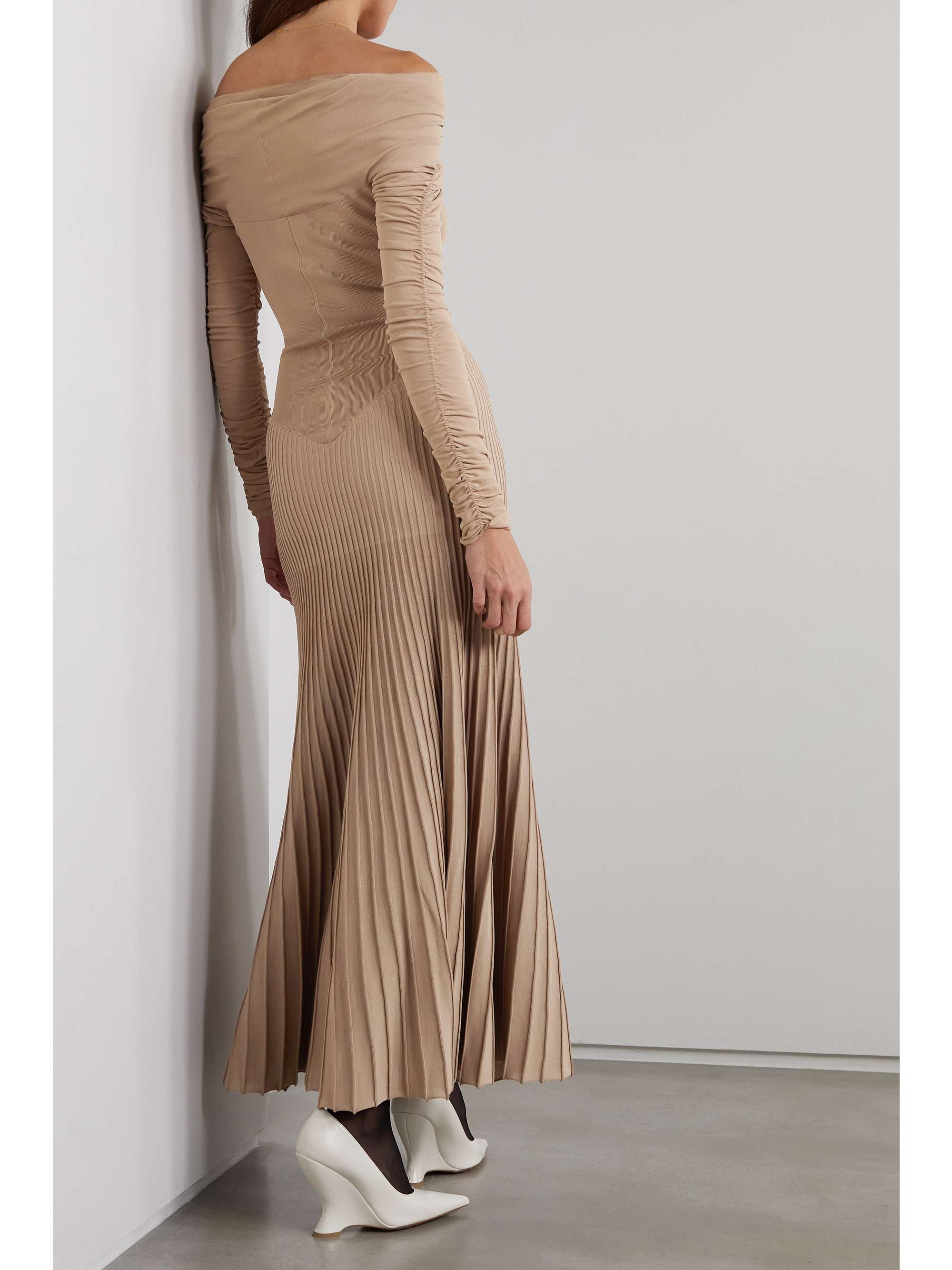 KHAITE Rebecca schulterfreies Maxikleid aus Stretch-Strick mit Falten und Raffungen
