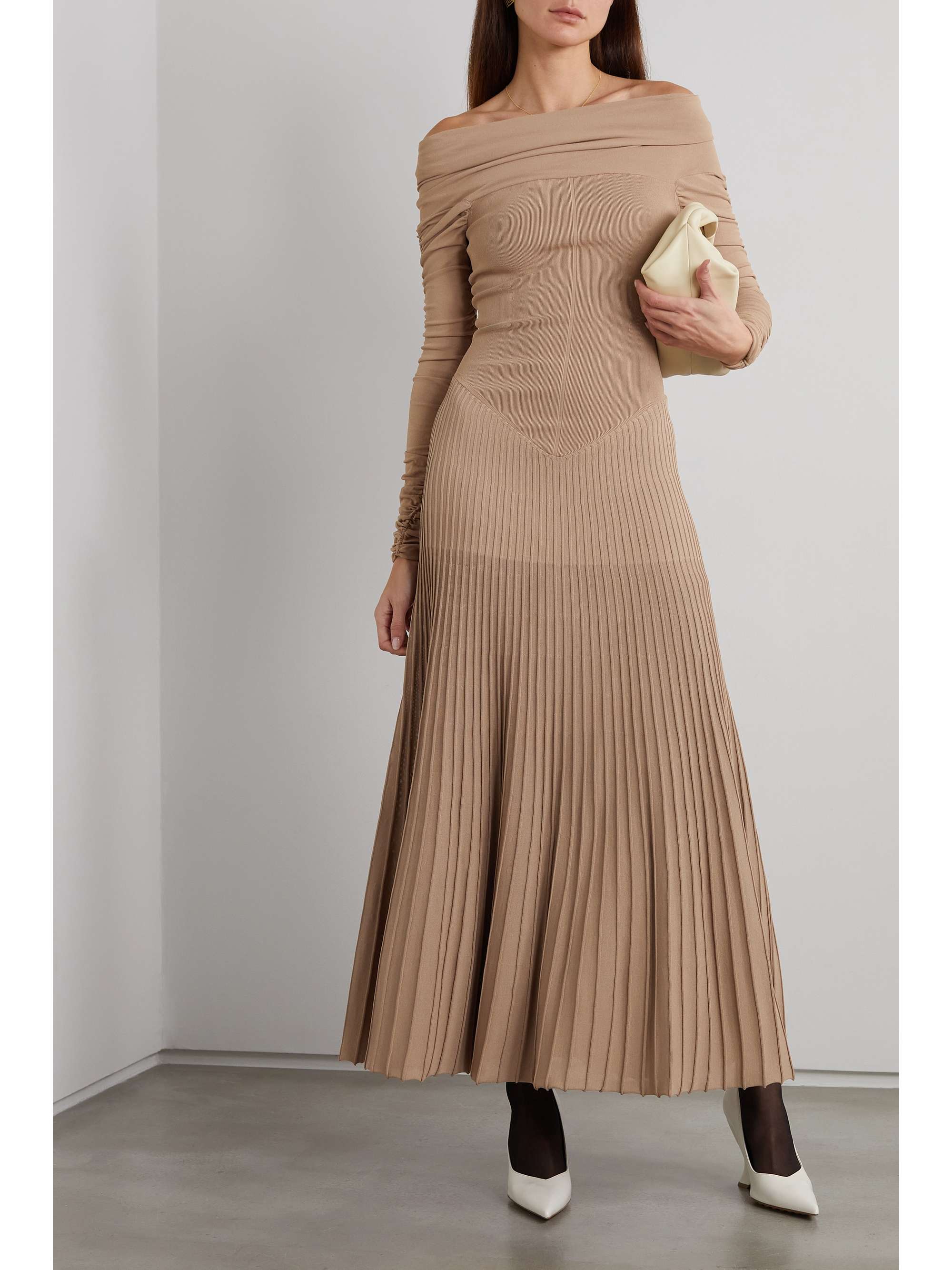 KHAITE Rebecca schulterfreies Maxikleid aus Stretch-Strick mit Falten und Raffungen