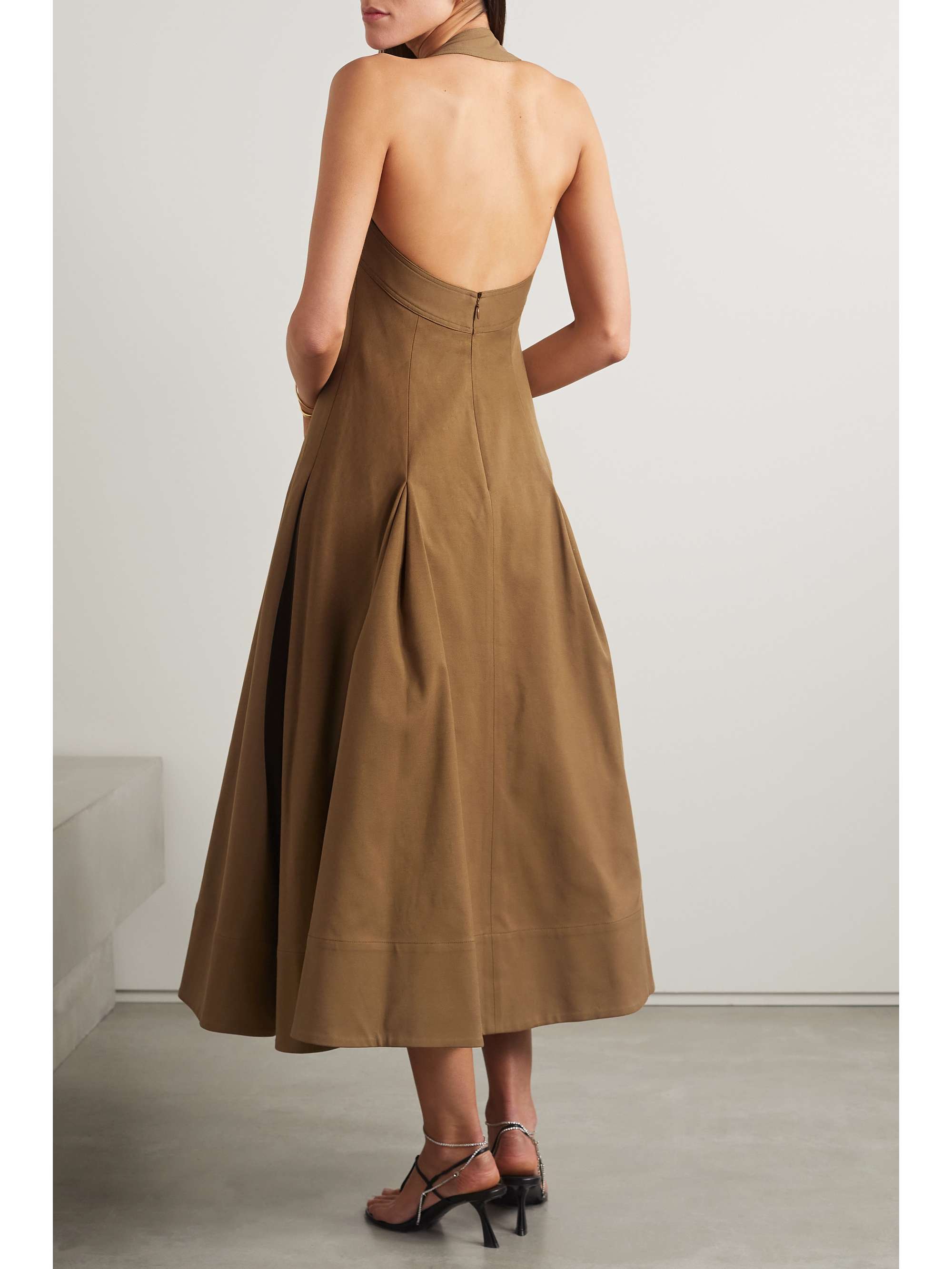 KHAITE Lalita Neckholder-Midikleid aus Twill aus einer Baumwollmischung mit Falten