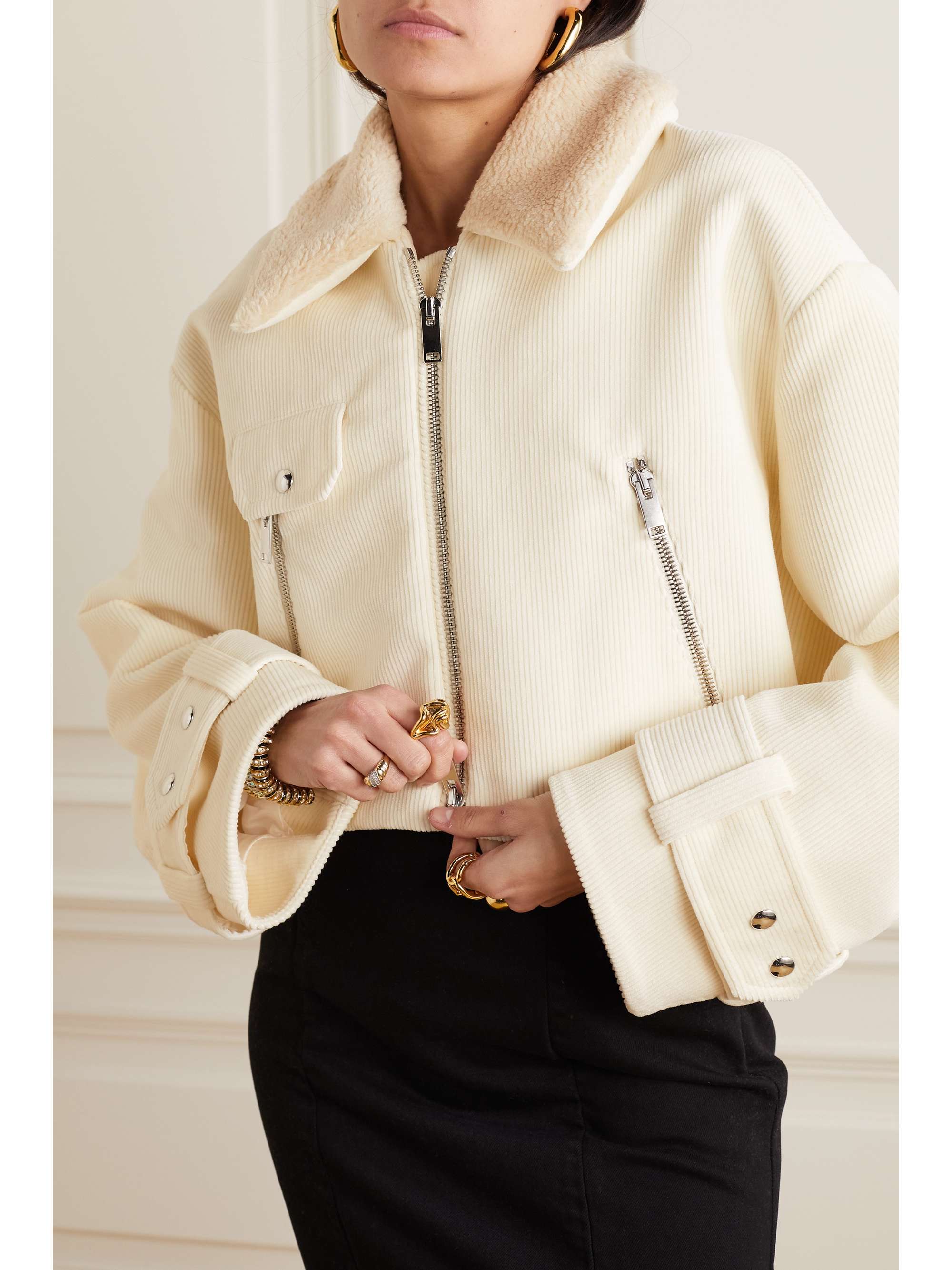 KHAITE Flinn verkürzte Jacke aus Baumwollcord mit Shearling-Besatz