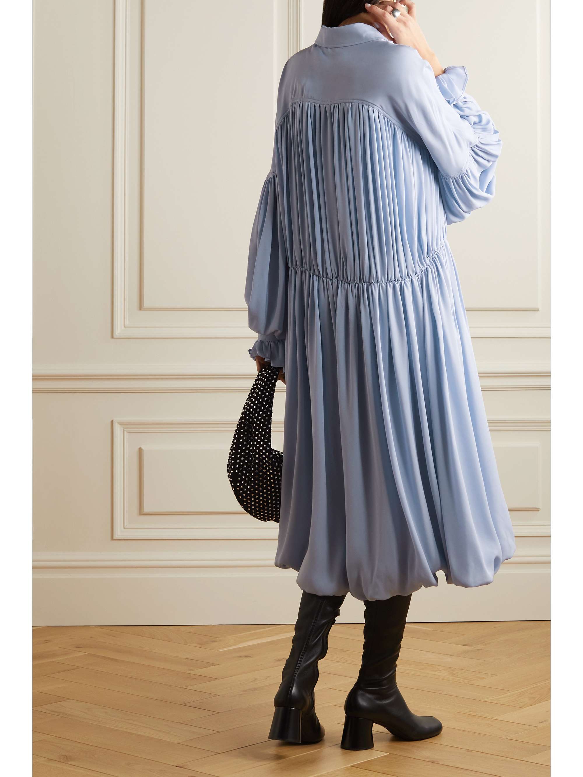 KHAITE Colleen Midi-Hemdblusenkleid aus Seiden-Georgette mit Falten