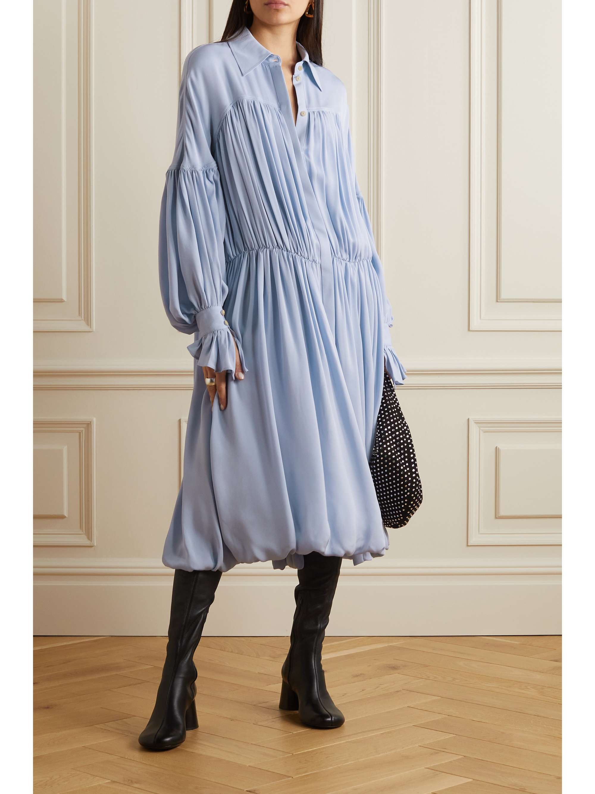 KHAITE Colleen Midi-Hemdblusenkleid aus Seiden-Georgette mit Falten