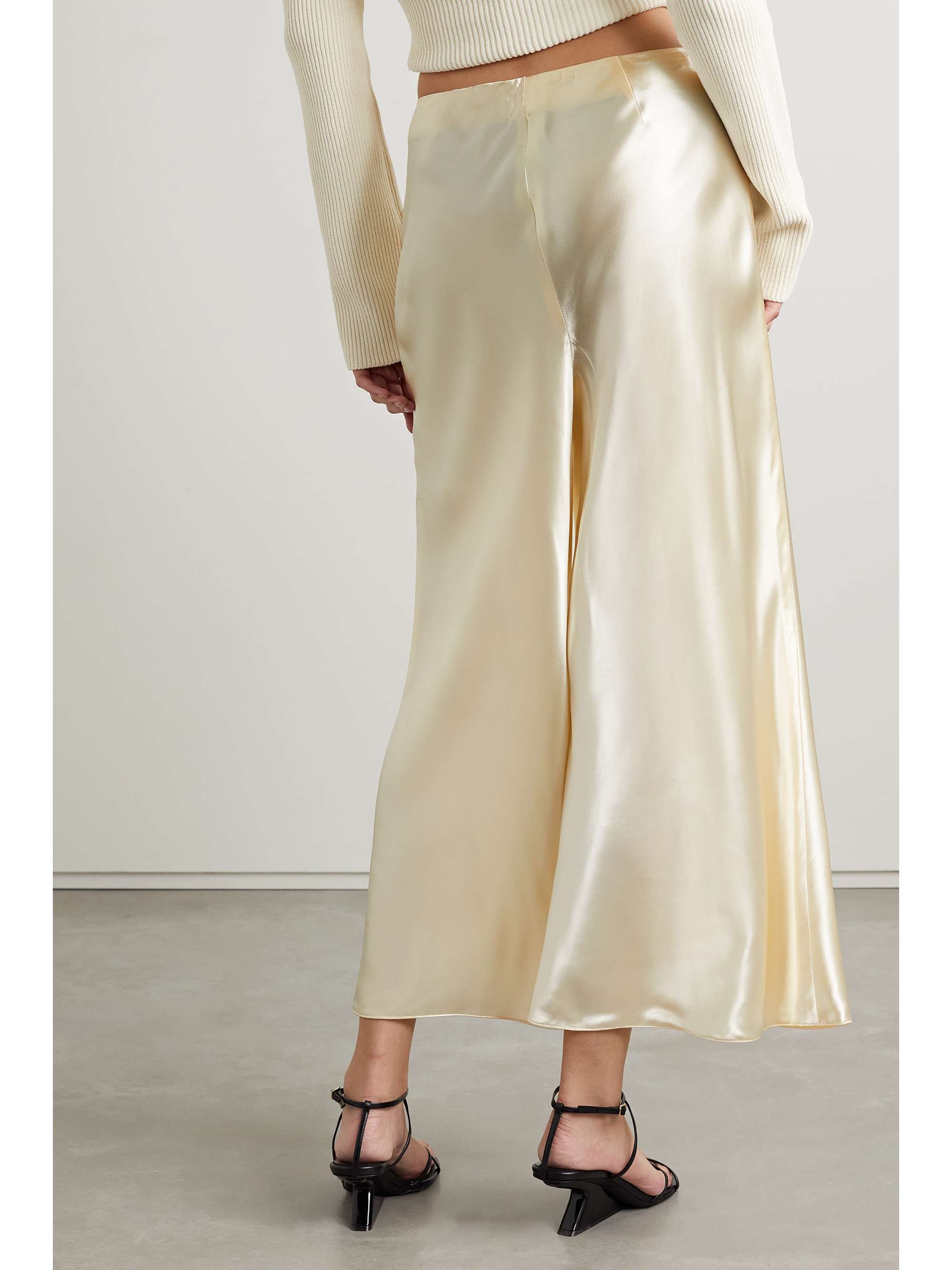 KHAITE Toni verkürzte Hose mit weitem Bein aus Satin