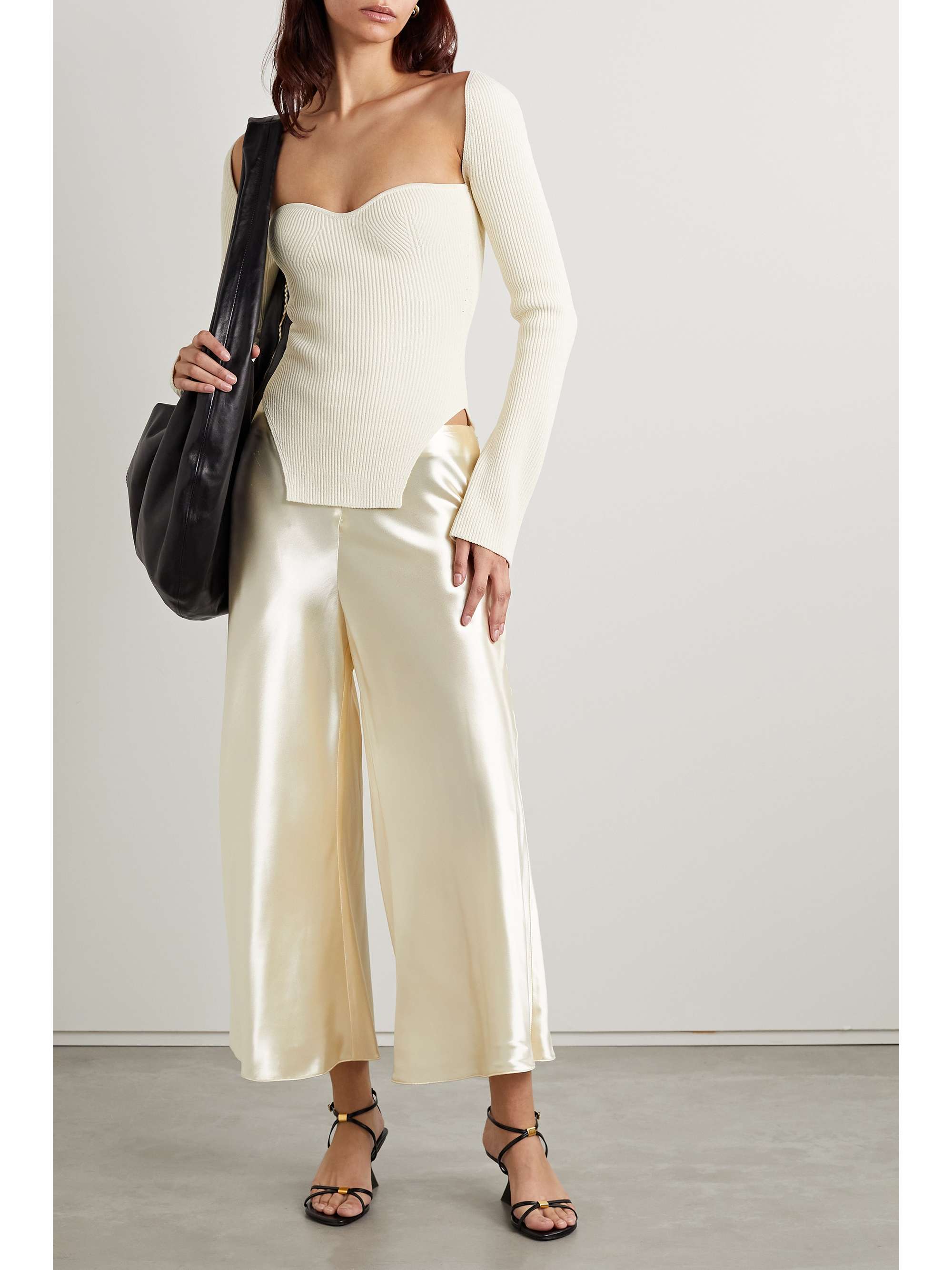 KHAITE Toni verkürzte Hose mit weitem Bein aus Satin