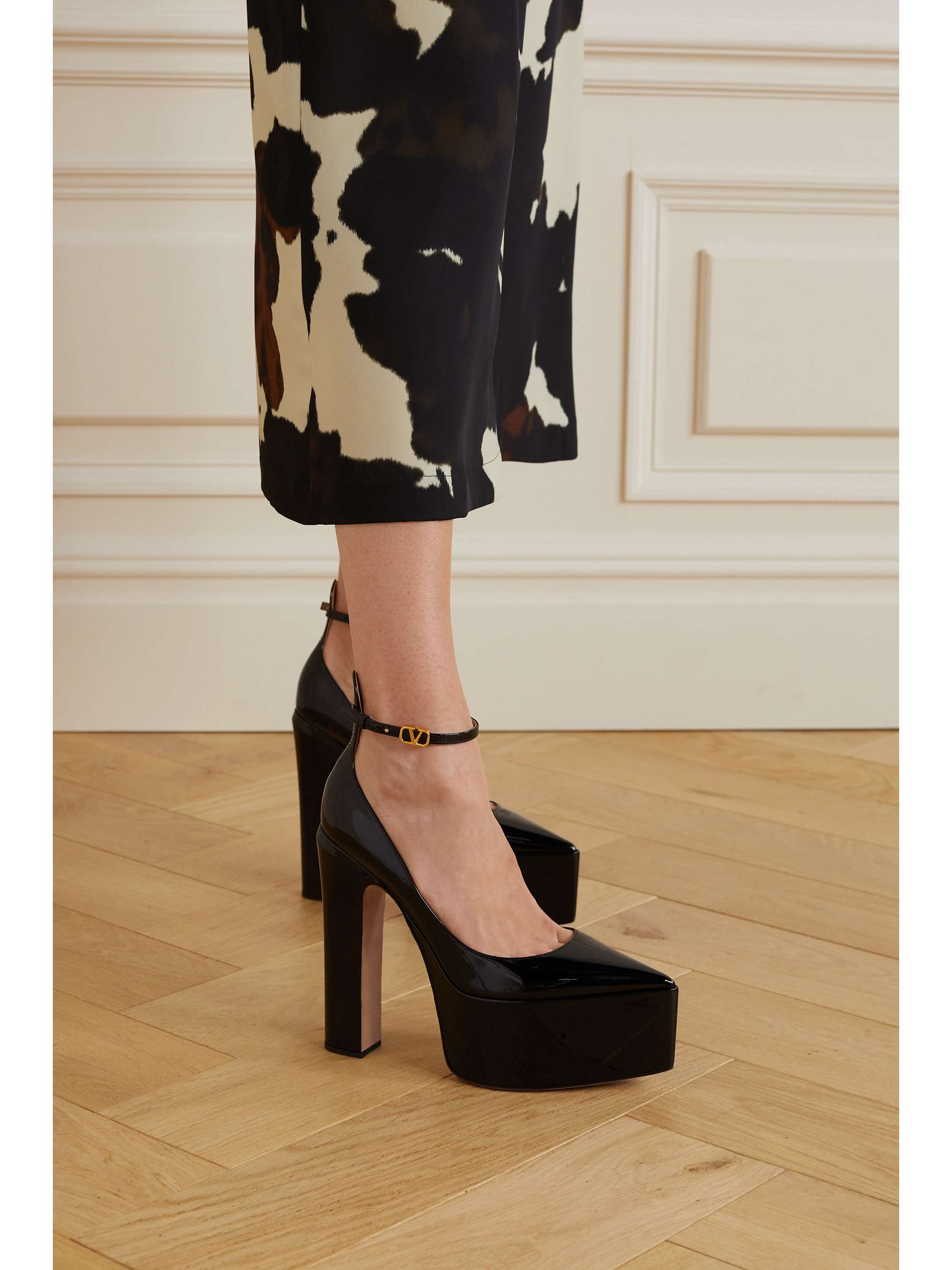 Necklet klæde sig ud Bagvaskelse VALENTINO GARAVANI Valentino Garavani Tan-Go 165 patent-leather platform  pumps | NET-A-PORTER