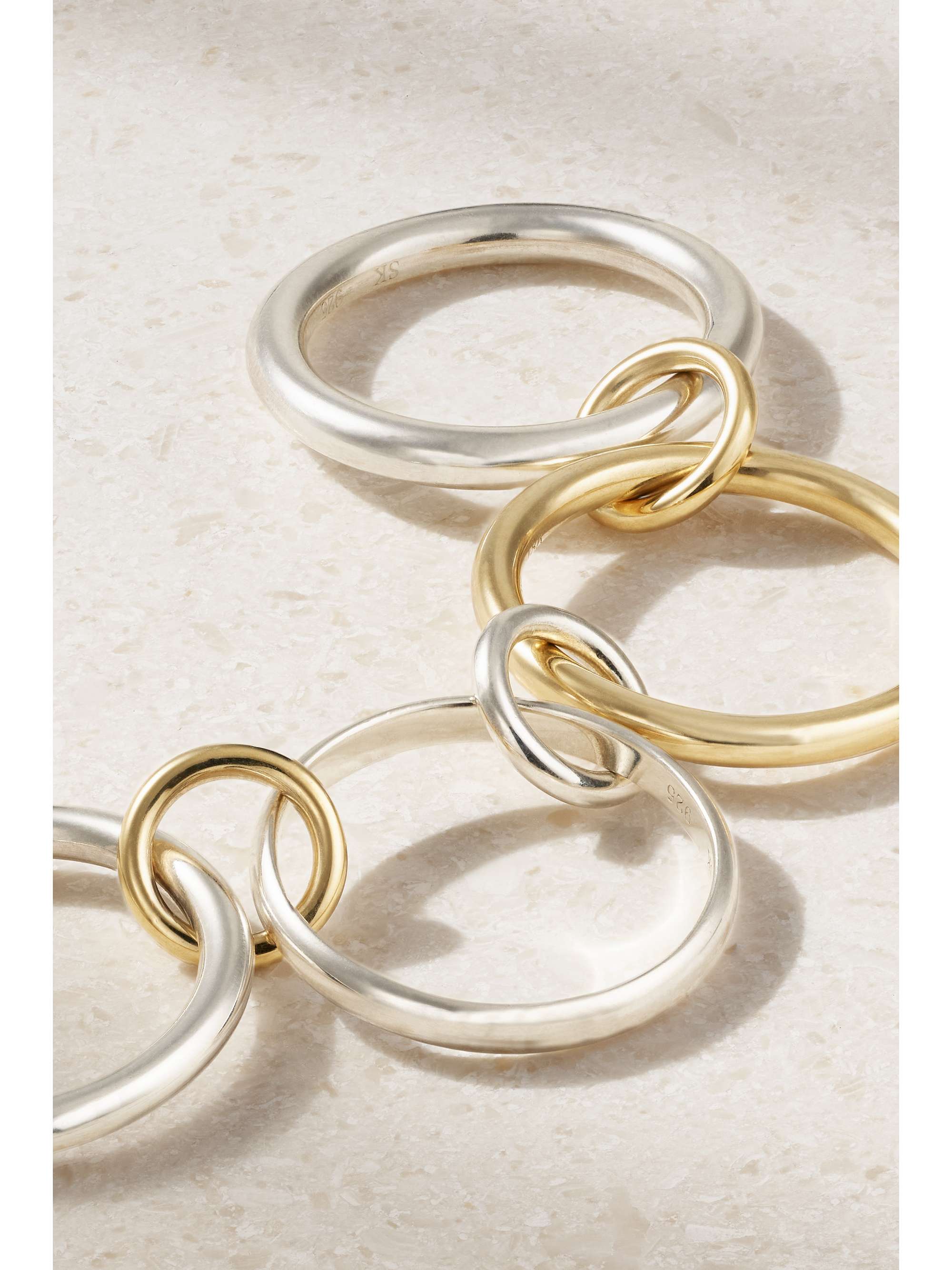 SPINELLI KILCOLLIN Set de quatre bagues en or 18 carats (750/1000) et en argent sterling Cancer