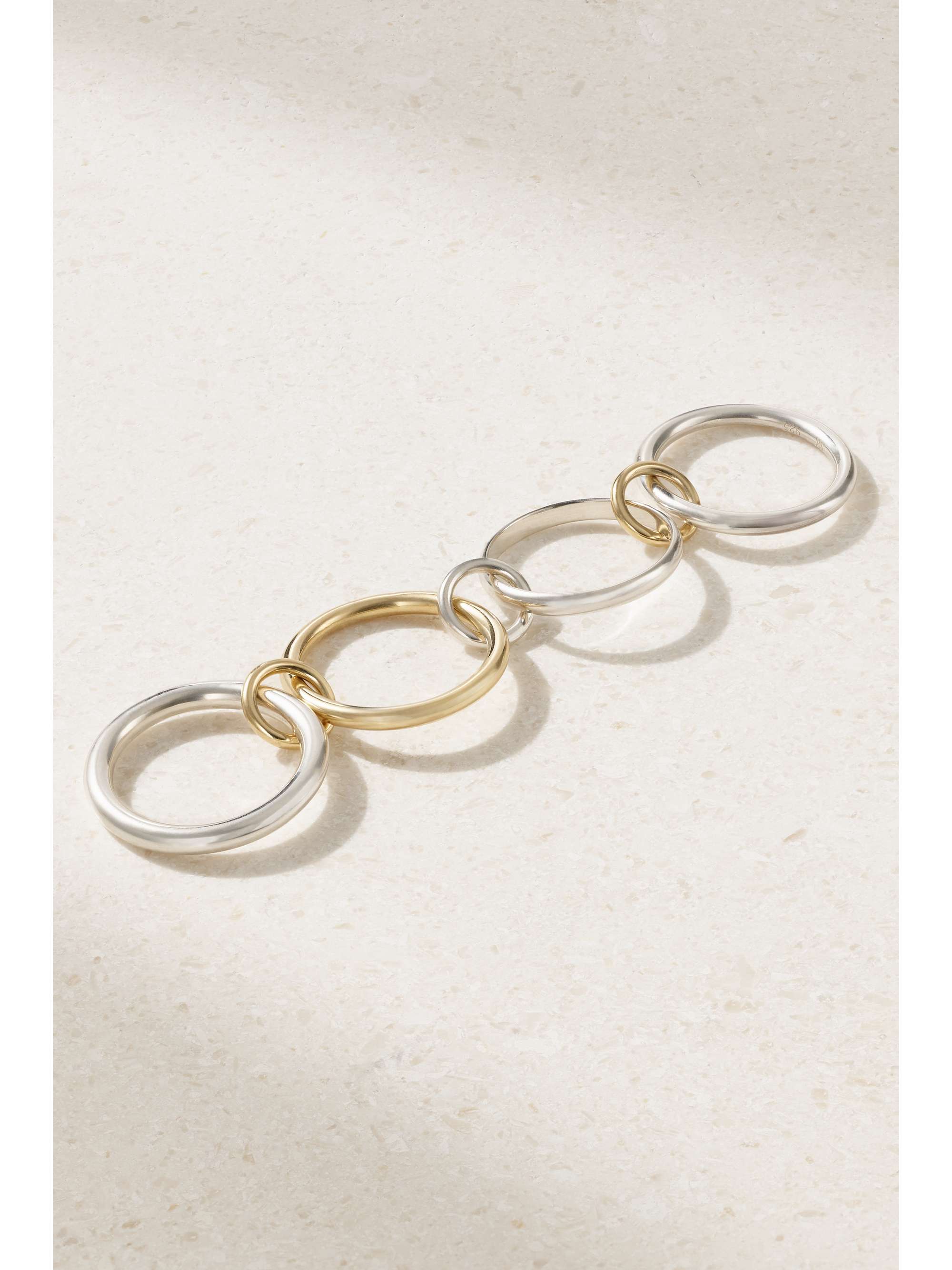 SPINELLI KILCOLLIN Set de quatre bagues en or 18 carats (750/1000) et en argent sterling Cancer