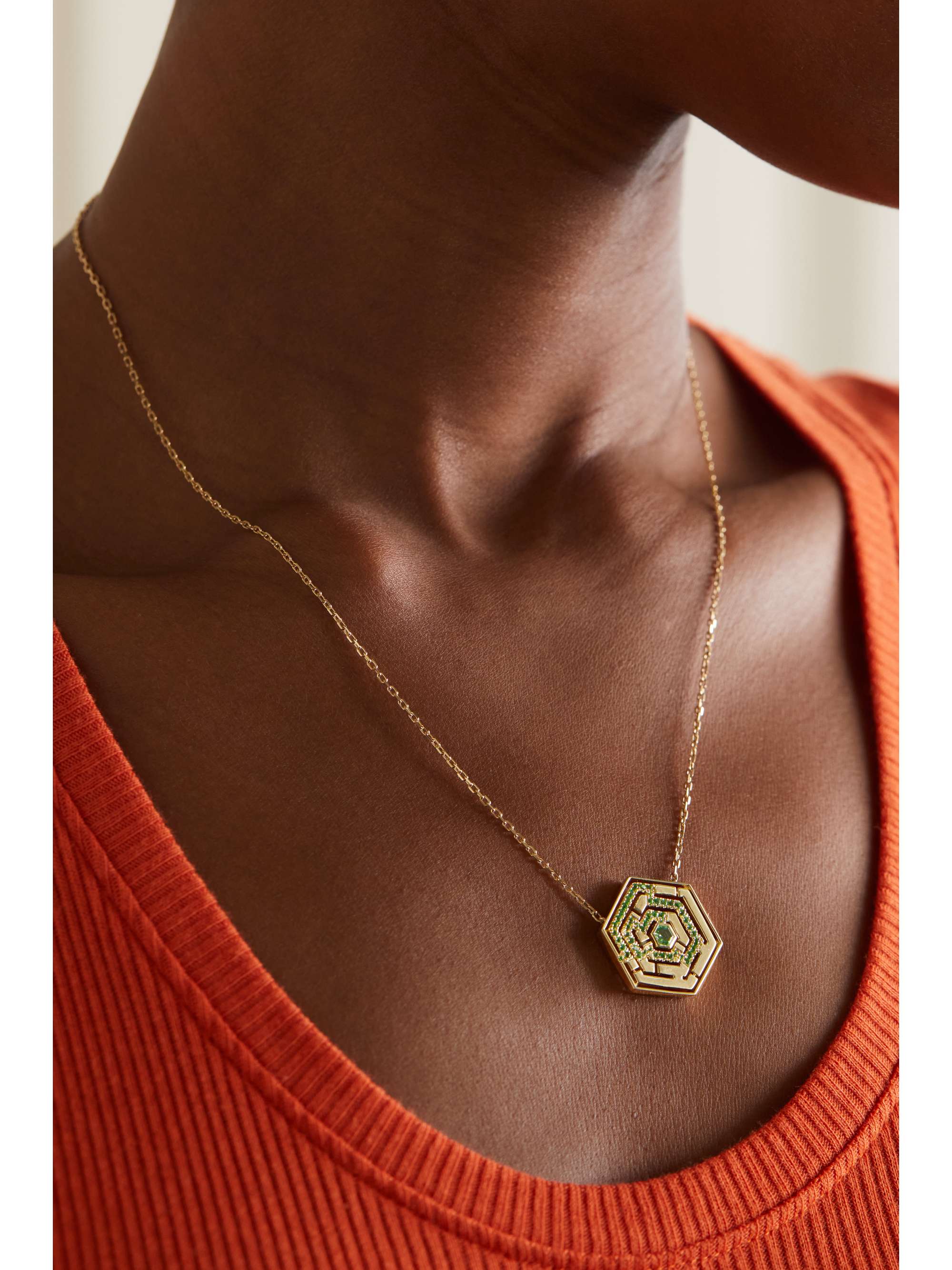 ROBINSON PELHAM Labyrinth Hexagonal Kette aus 18 Karat Gold mit Tsavoriten