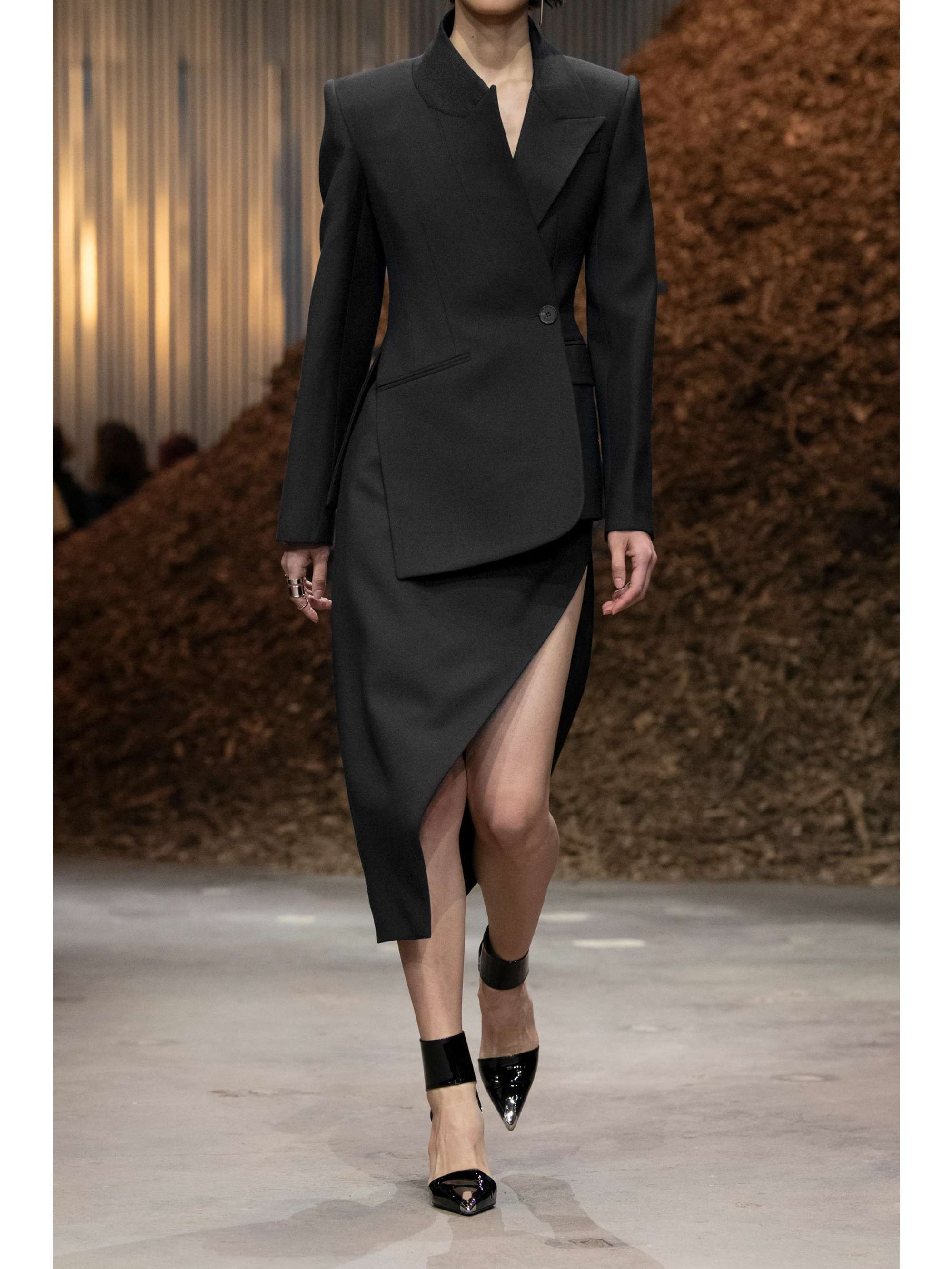 ALEXANDER MCQUEEN Asymmetric grain de poudre wool and mohairblend