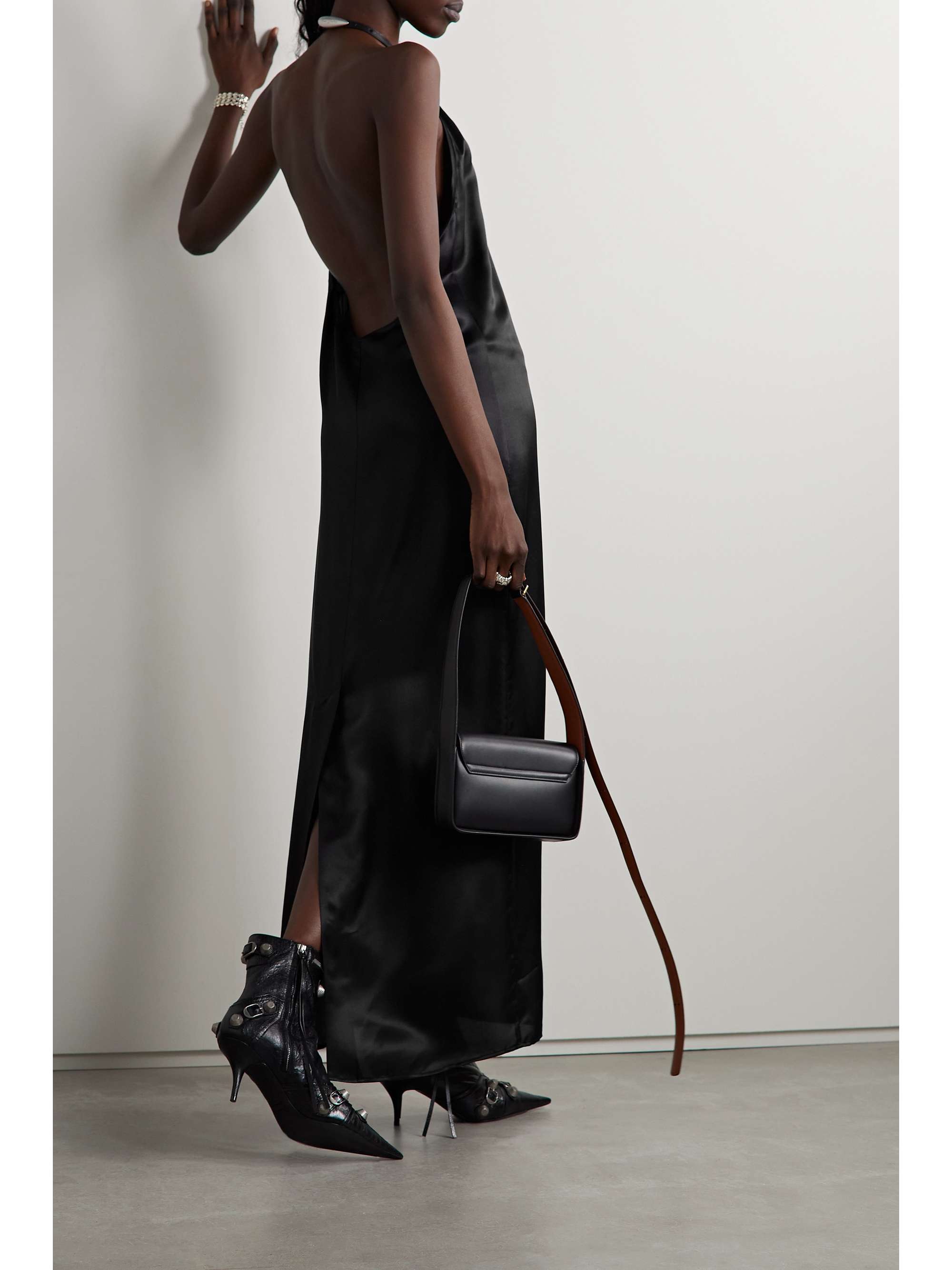 ACNE STUDIOS 개더 가죽 트리밍 새틴 홀터넥 맥시 드레스