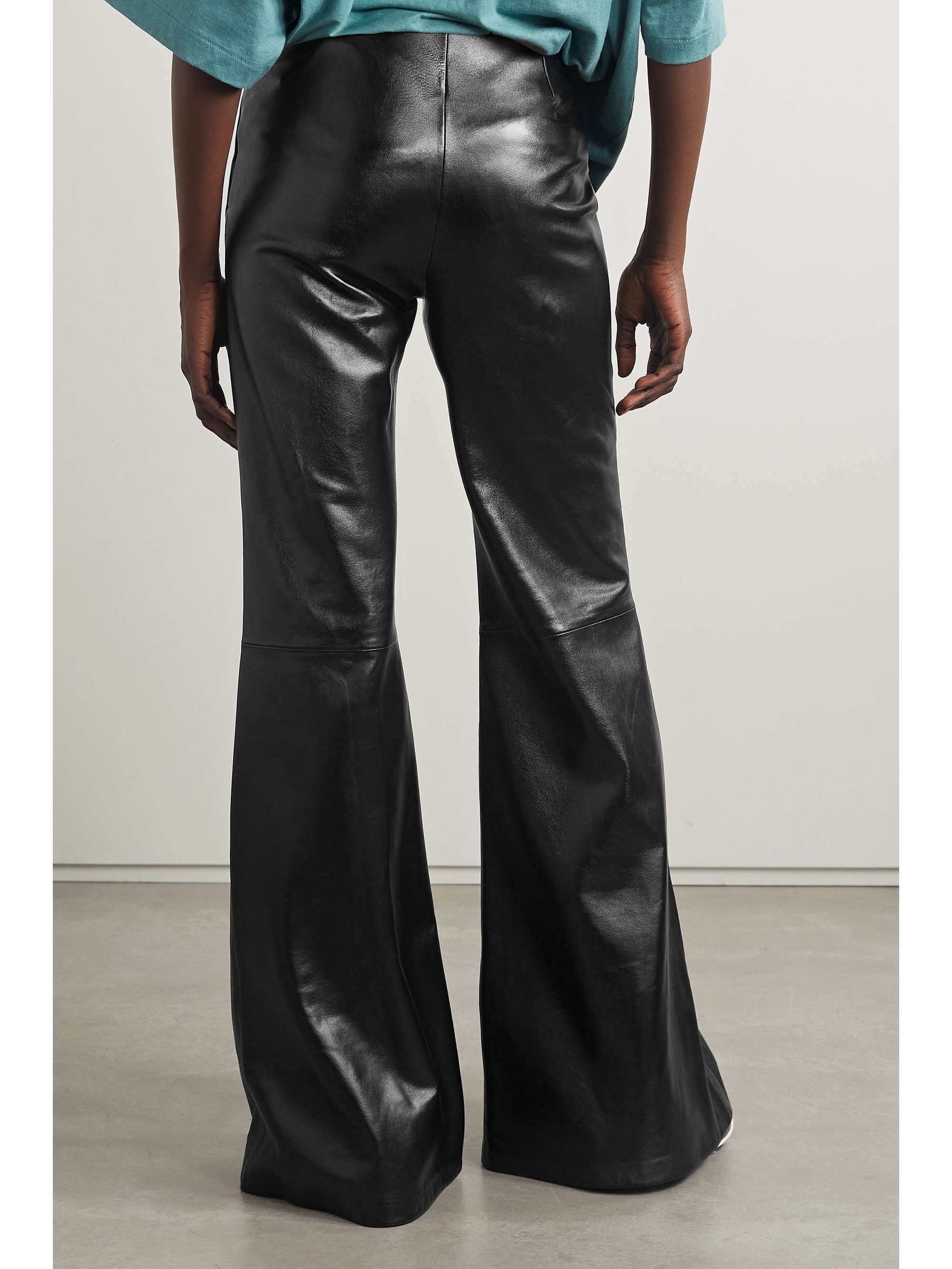 ACNE STUDIOS 글로스 가죽 플레어 팬츠